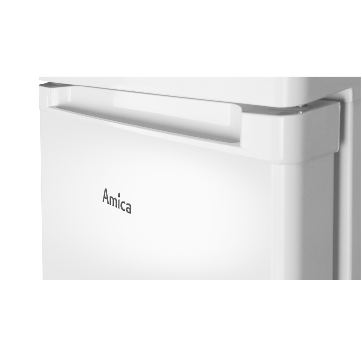 Biała lodówka z uchwytem. Nazwa marki "Amica" jest wydrukowana na czarno.
