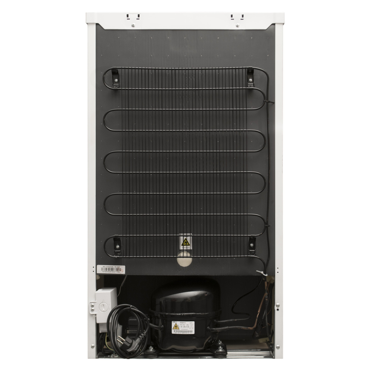 Widok z tyłu lodówki ze sprężarką i cewkami.