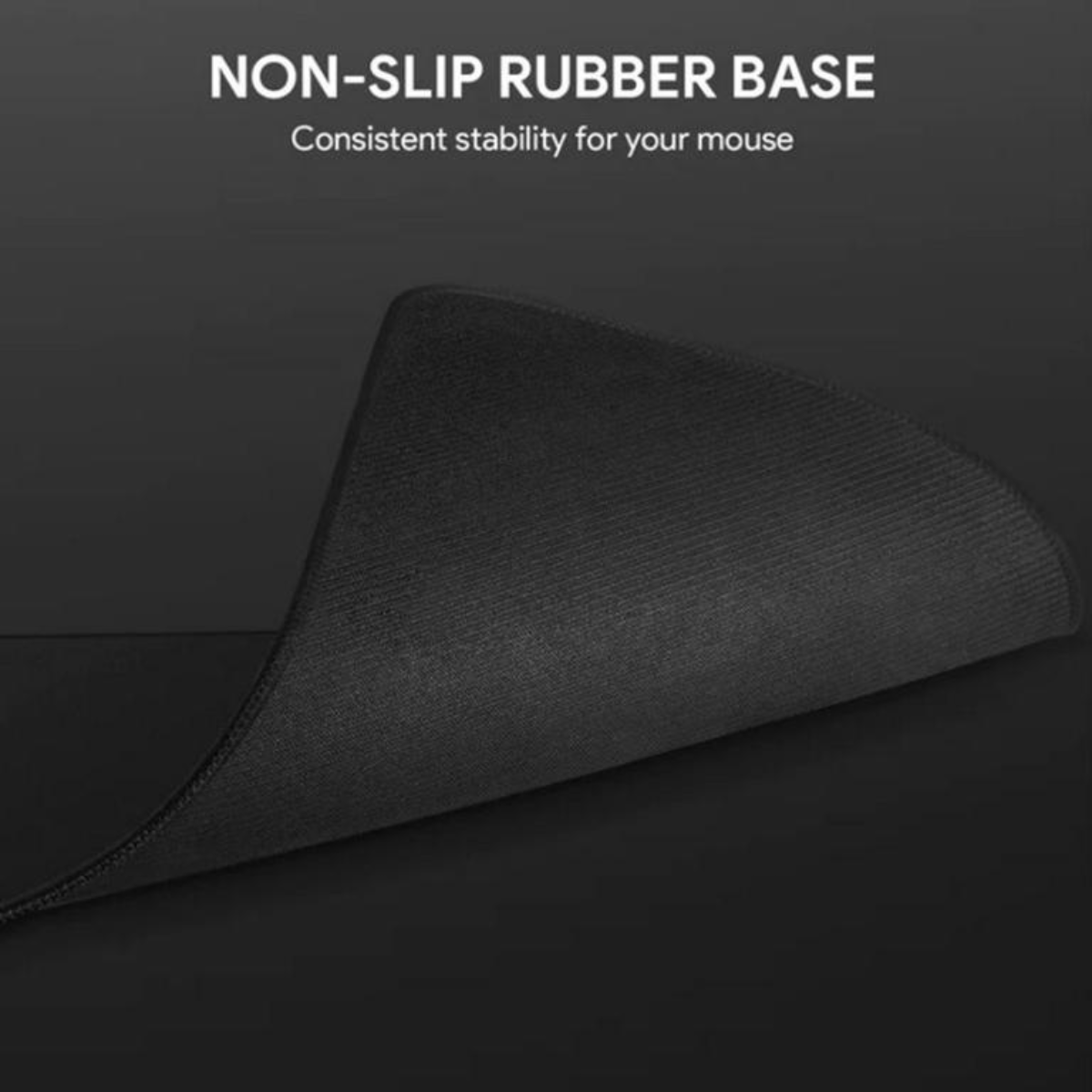 Ein schwarzes Mauspad mit rutschfester Gummiunterseite und Text.