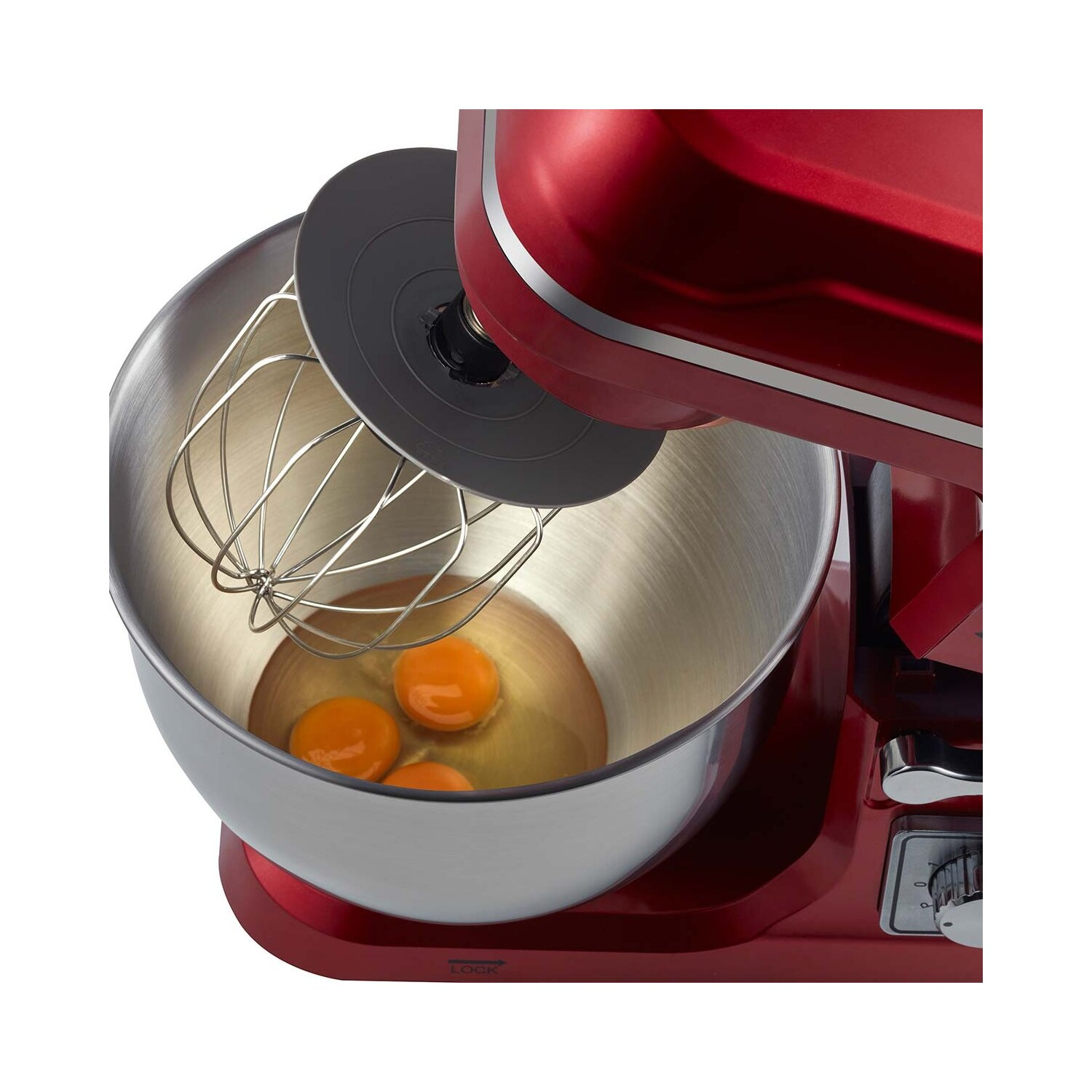 Roter Küchenmixer mit silberner Schüssel, gefüllt mit Eiern und Schneebesenaufsatz.