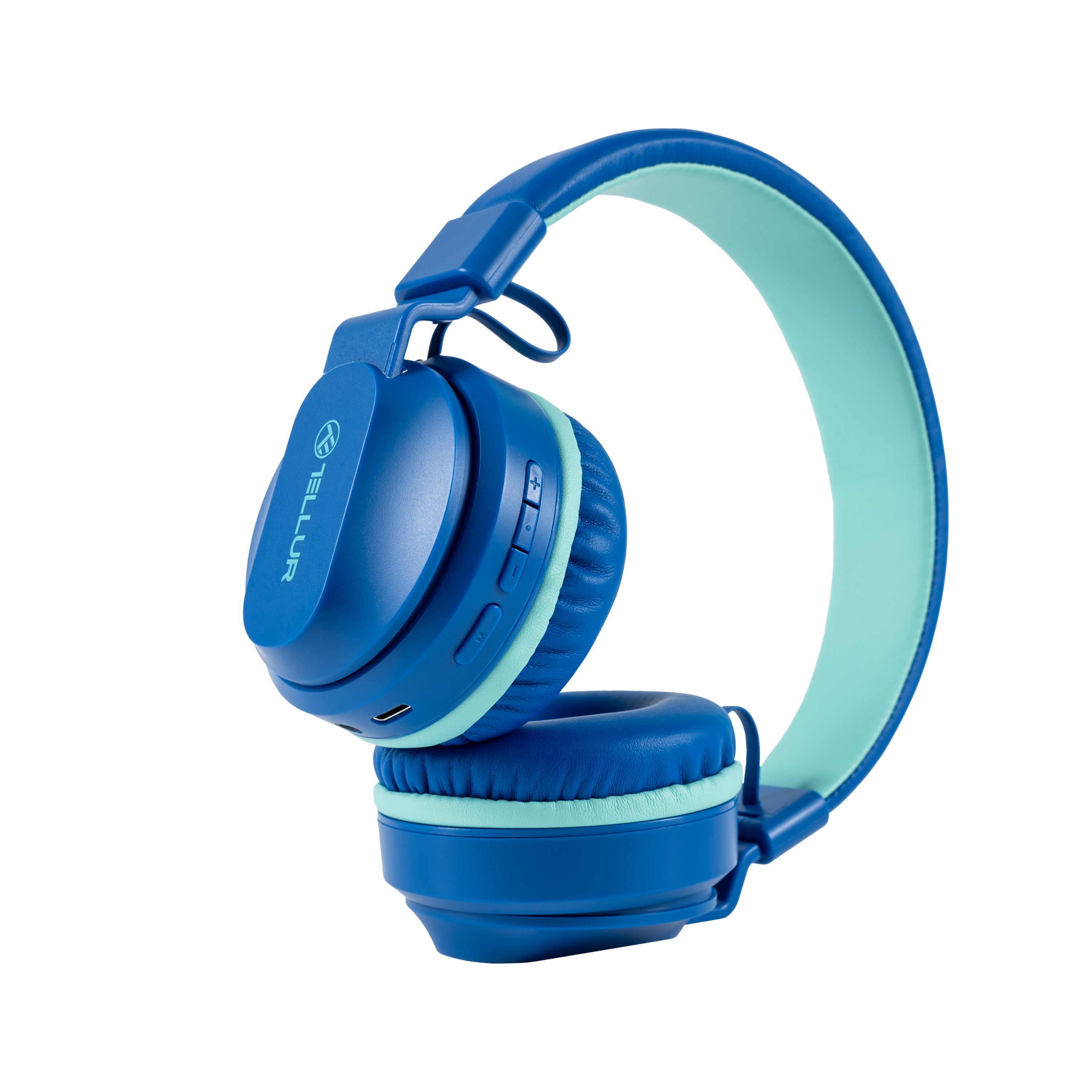 Niebieskie i turkusowe słuchawki, pochylone, na białym tle.