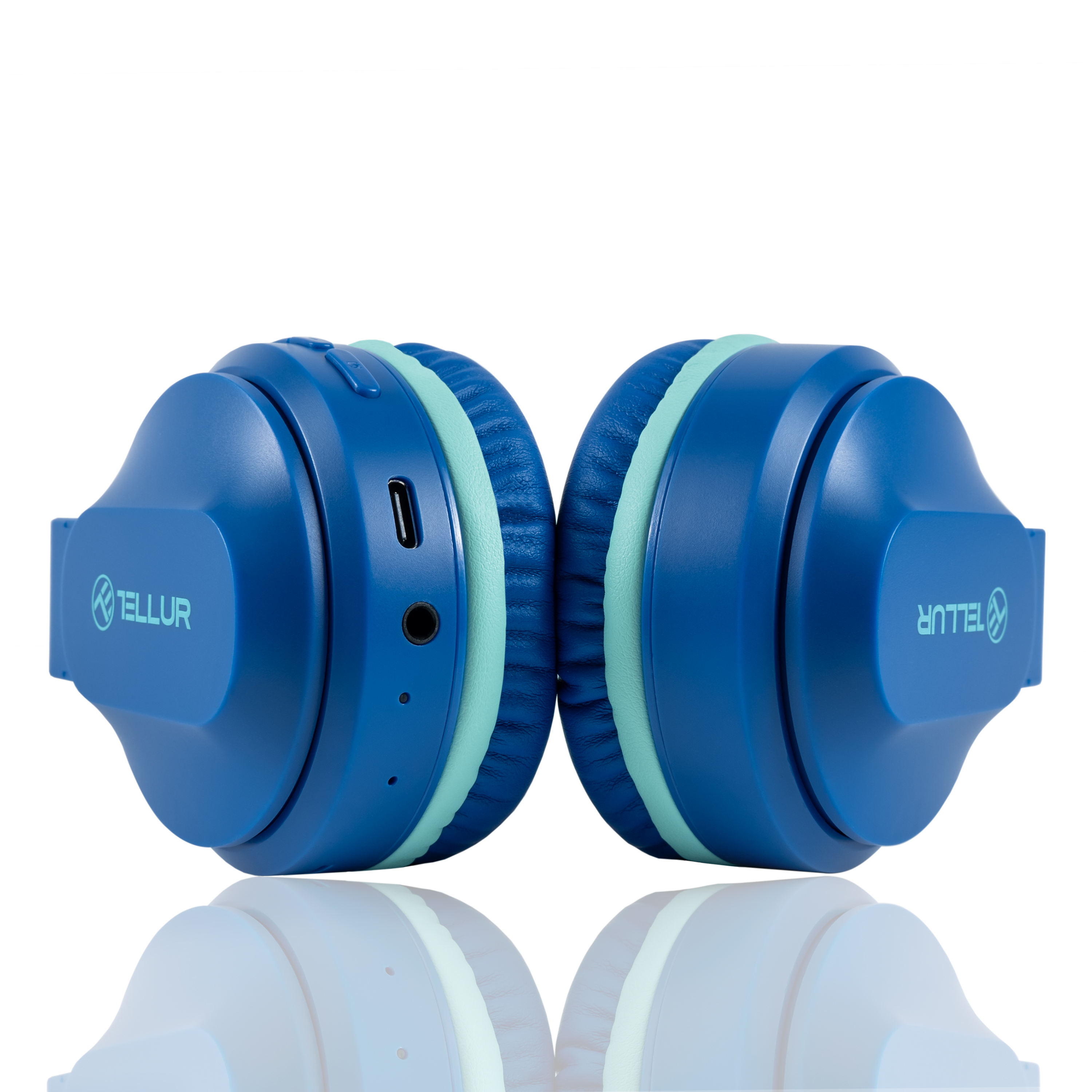 Niebieskie słuchawki z miętowo-zielonym akcentem wokół nauszników, na białym tle.