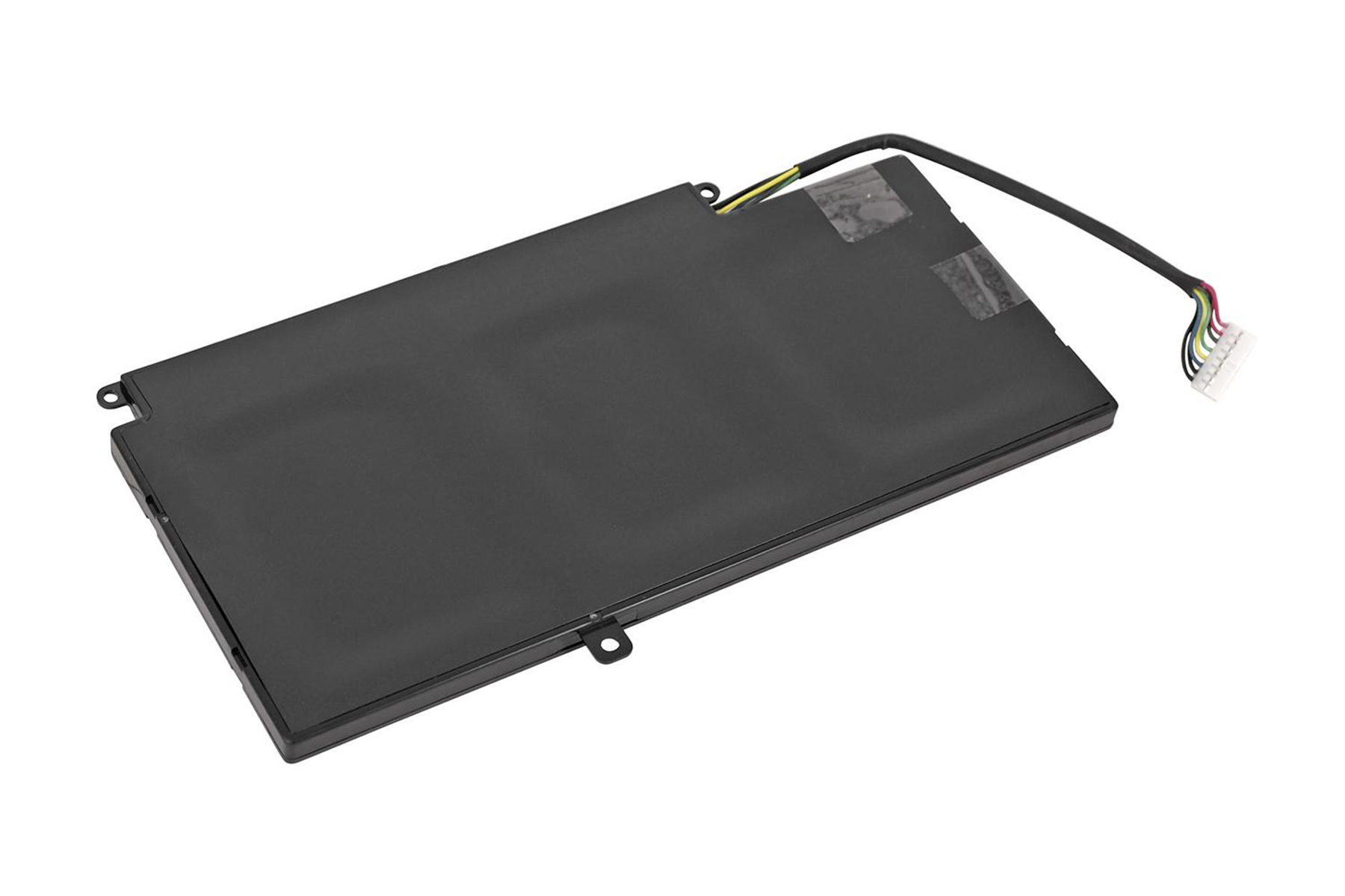 Schwarzer rechteckiger Laptop-Akku mit angeschlossenem Kabel und Stecker, vor weißem Hintergrund.