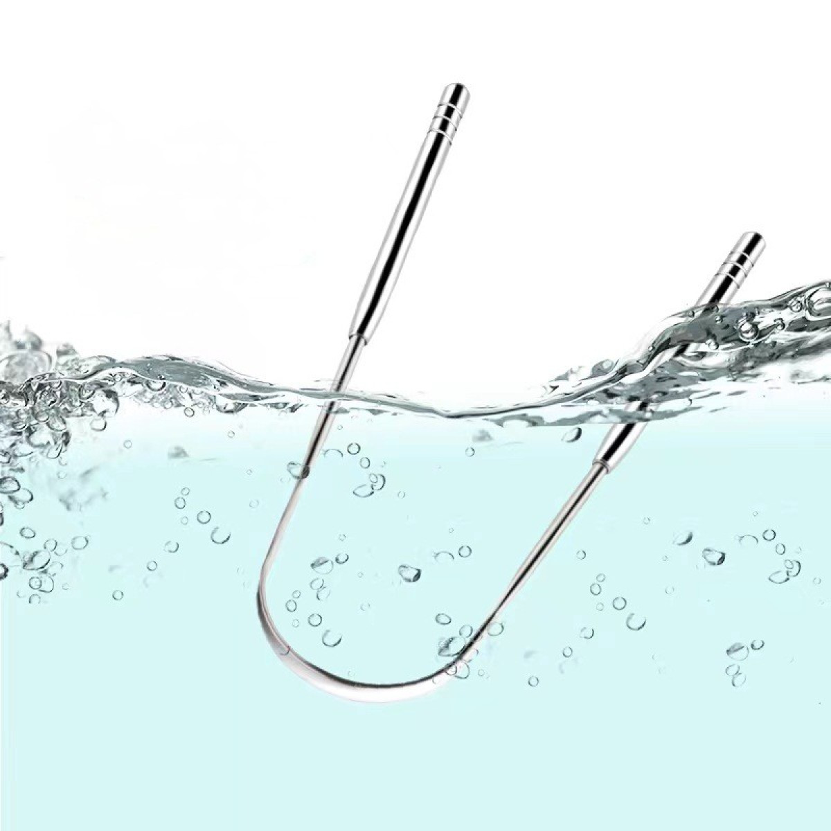 Zwei Zungenschaber aus Edelstahl im Wasser, Nahaufnahme.