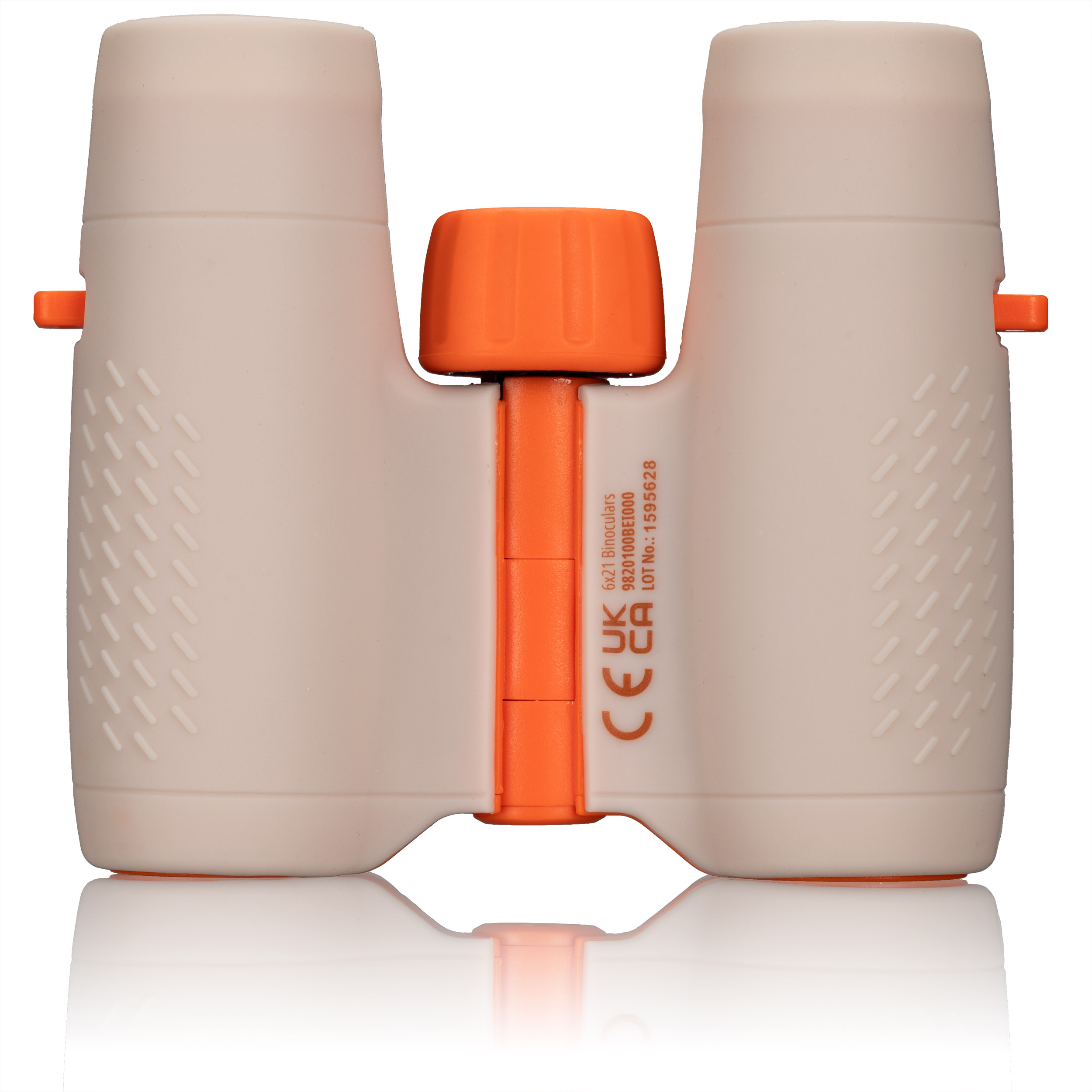 Prismáticos, de color beige claro con detalles en naranja, sobre un fondo blanco. Los prismáticos se reflejan debajo.