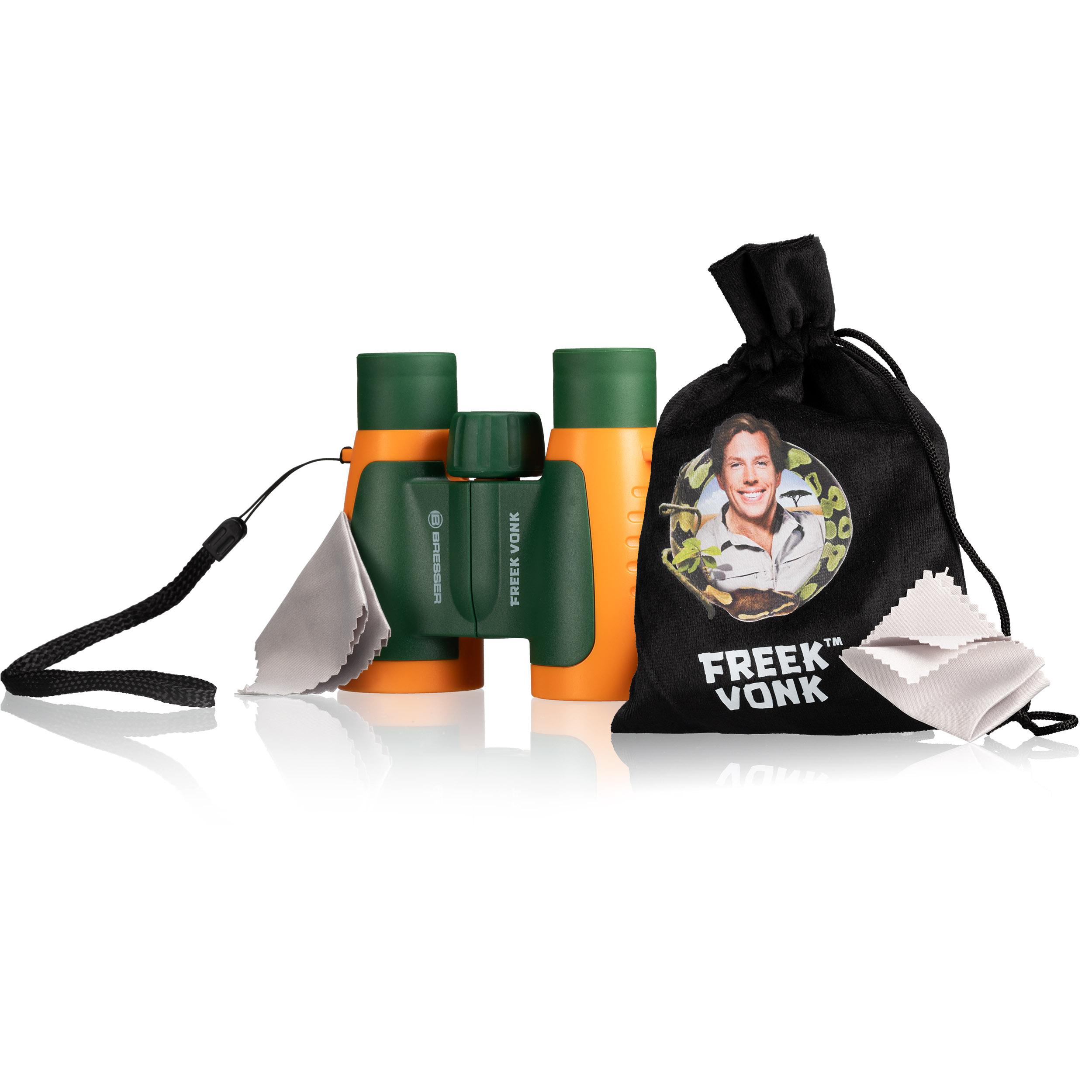 Un par de prismáticos verdes y naranjas con accesorios, incluyendo una bolsa negra y un paño de limpieza.