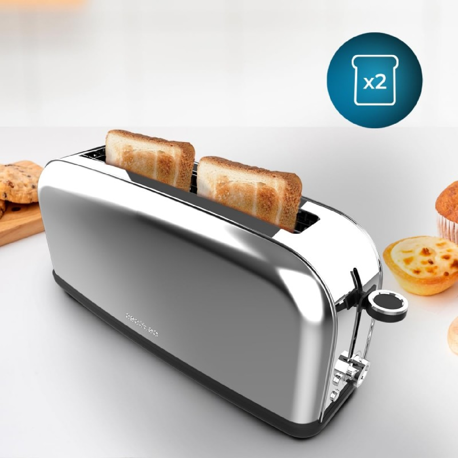 Un tostapane argentato con due fette di pane tostato. Il tostapane è su una superficie bianca con alcuni prodotti da forno.