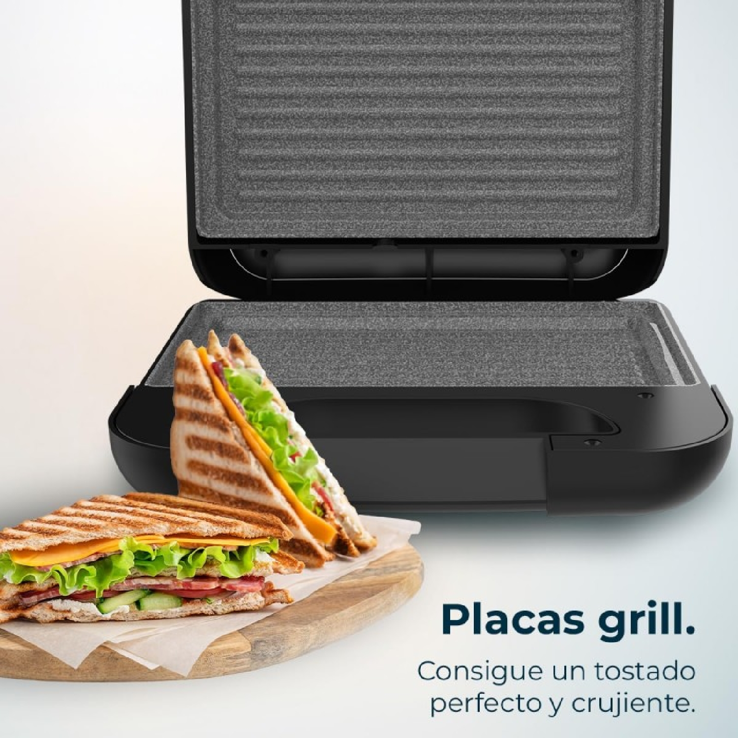 Griglia per panini con panini su un tagliere di legno.