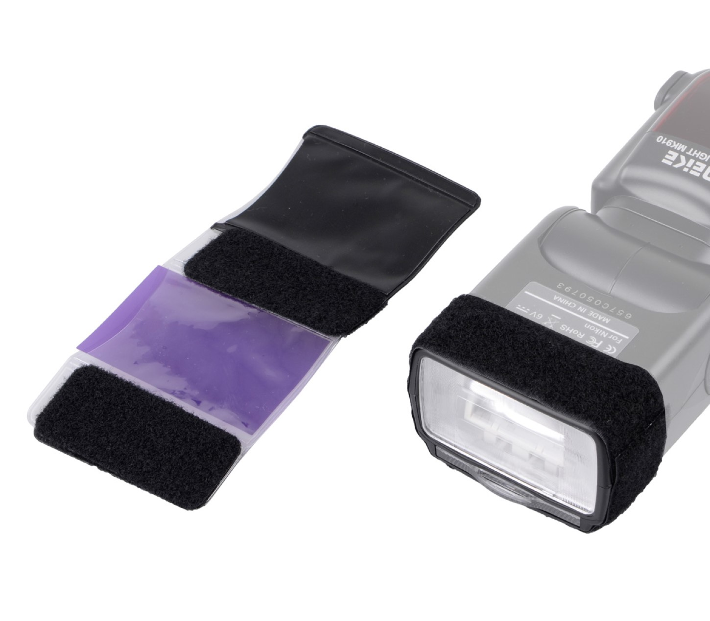 Blitzgerät mit violettem Farbfilter und Klettverschluss auf weißem Hintergrund.