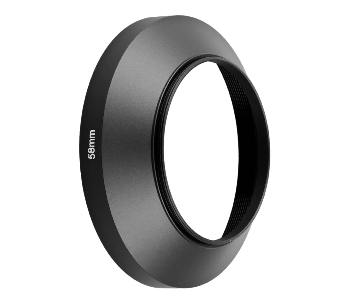 Eine schwarze, ringförmige Sonnenblende mit 58mm-Markierung auf weißem Hintergrund. Die Blende ist angewinkelt.