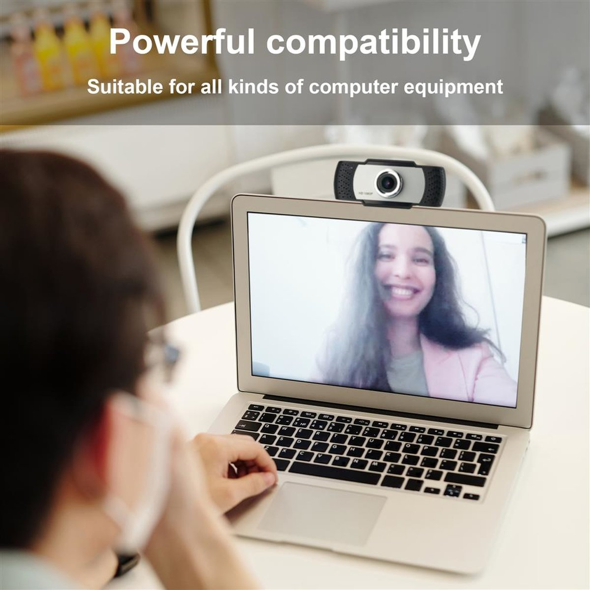 Mann benutzt Laptop mit Webcam. Frau auf dem Bildschirm lächelt.