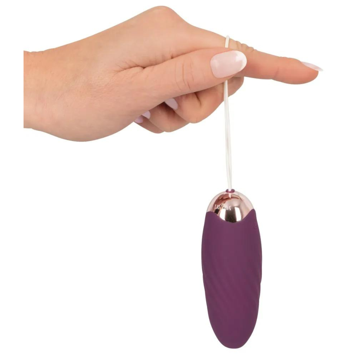 Eine Hand hält einen lilafarbenen Vibrator mit goldenem Aufsatz und weißer Schnur.