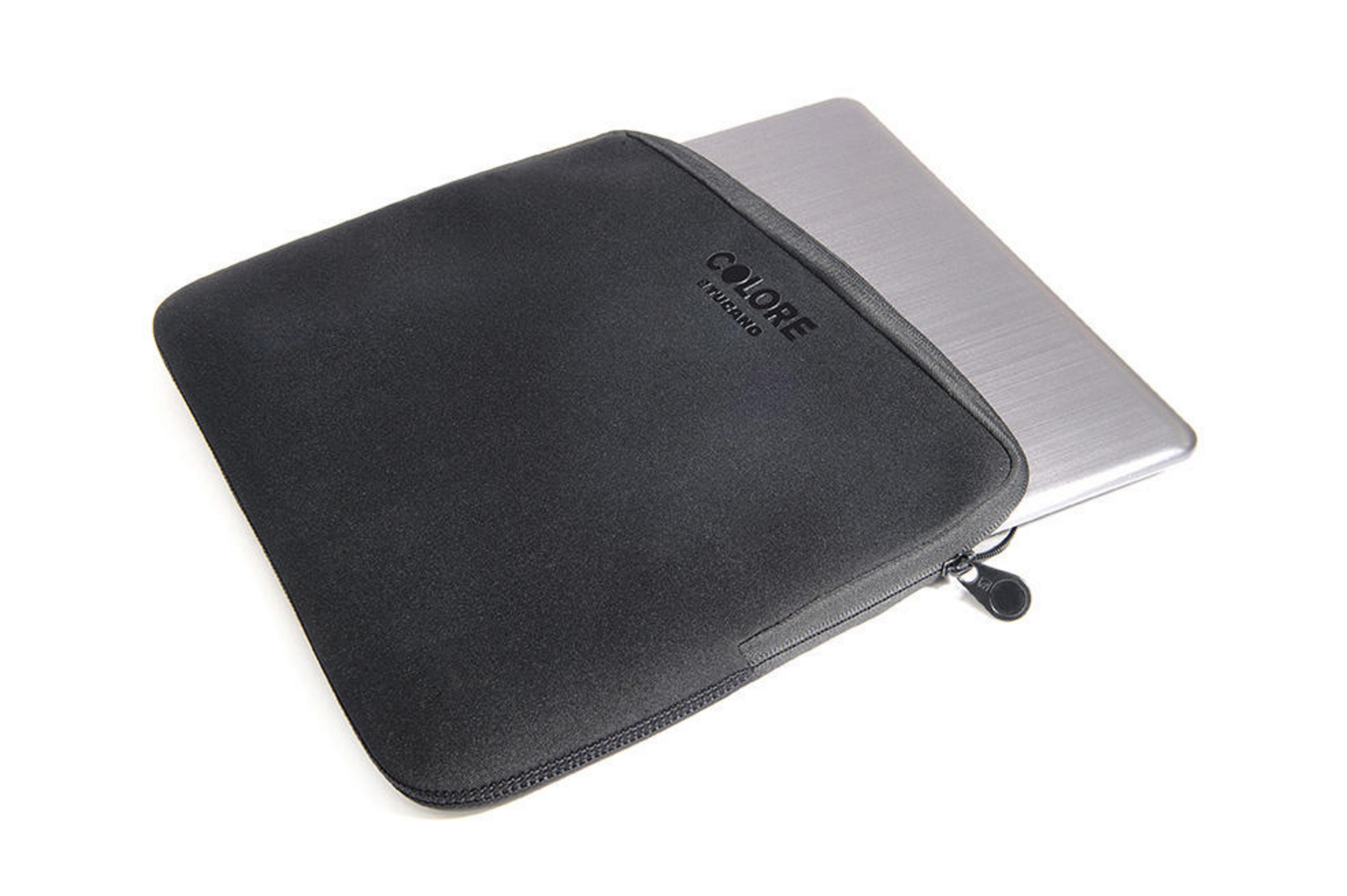 Una funda negra para portátil, con cremallera y la marca visible.