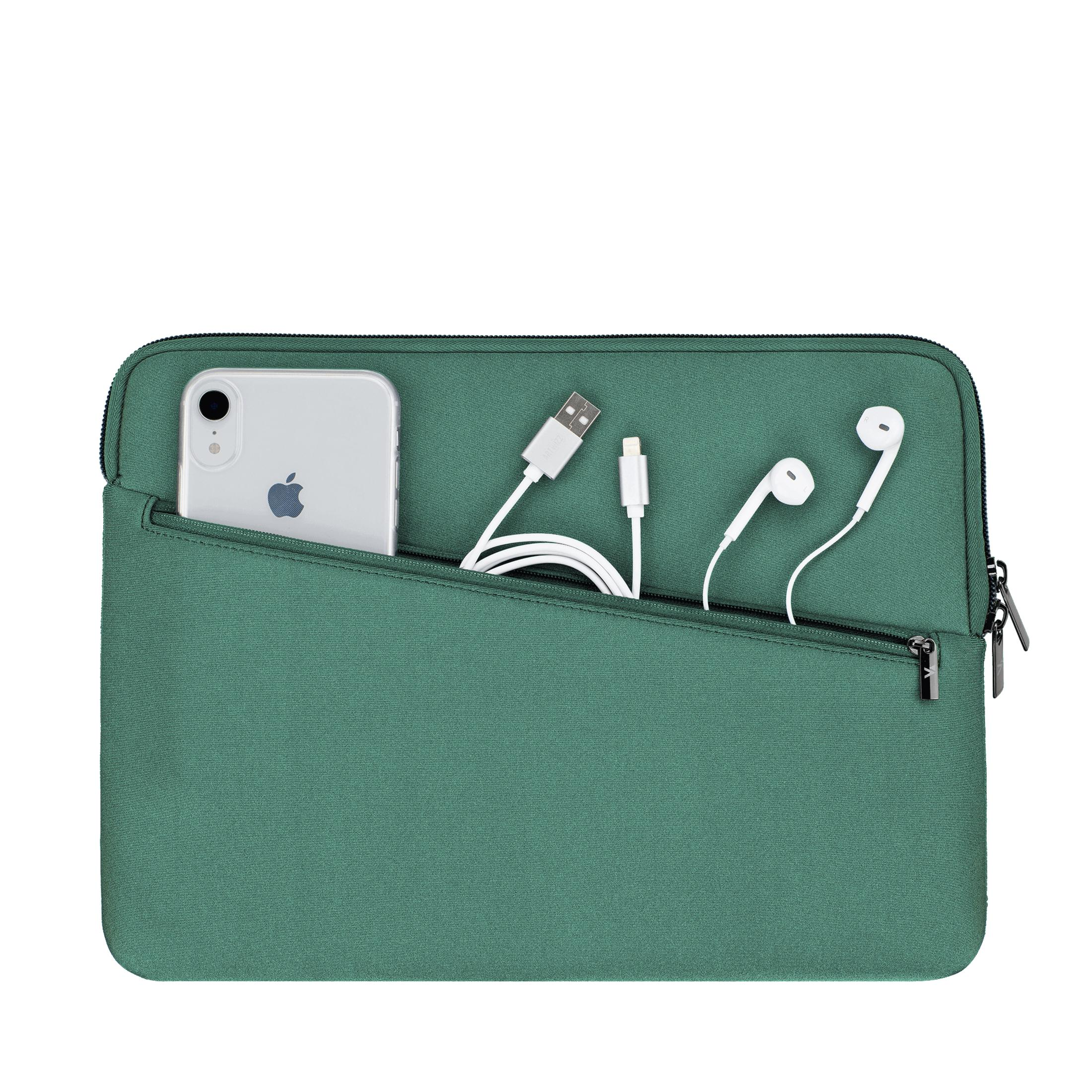 Housse d'ordinateur portable verte, avec un téléphone, un câble et des écouteurs à l'intérieur, sur fond blanc.