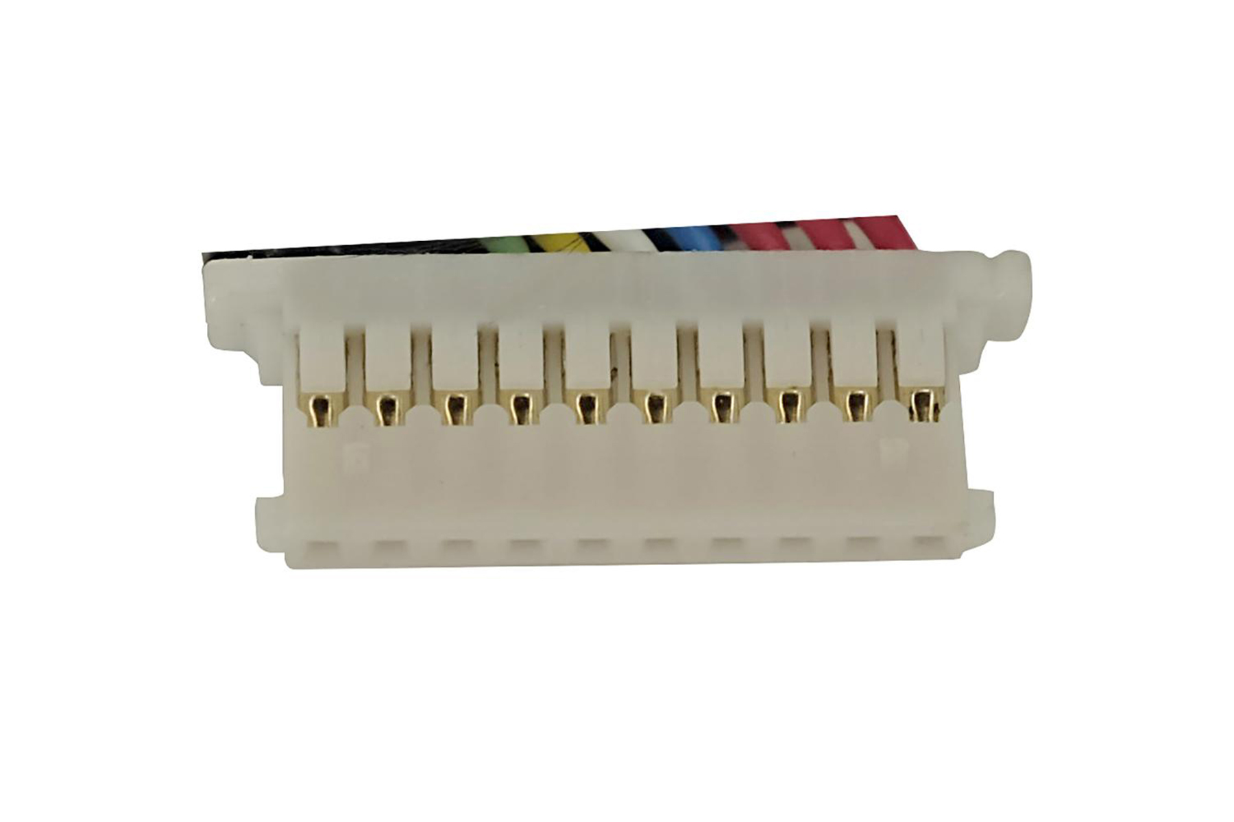 Weißer Stecker mit Goldpins, isoliert auf weißem Hintergrund.