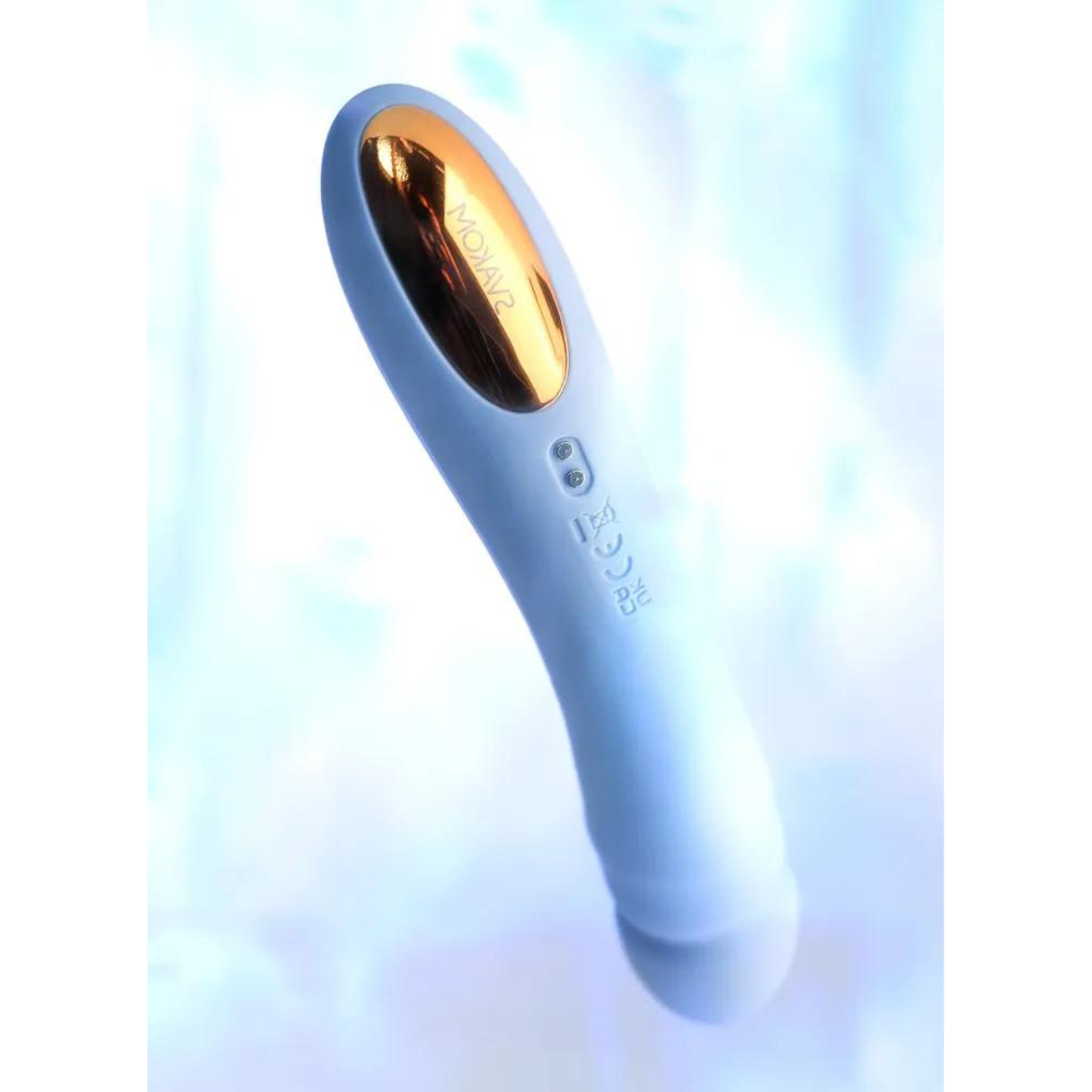 Ein weißer und goldener Vibrator. Er ist gebogen und hat ein abgerundetes Ende.