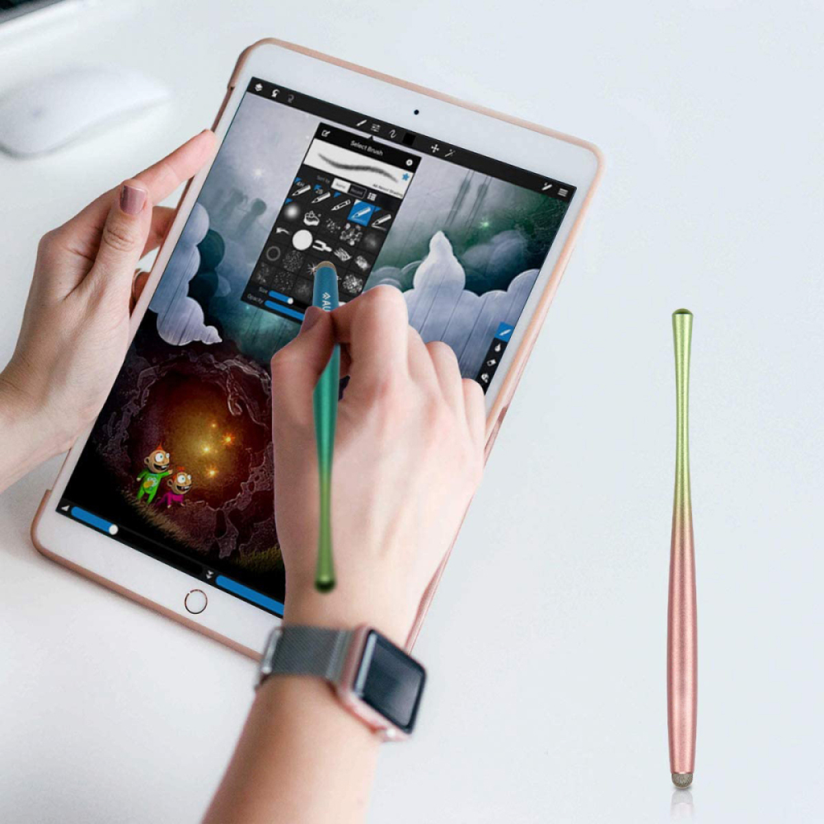 Eine Frau benutzt einen Stift auf einem Tablet, zeichnet mit einem grün-rosa Stift.