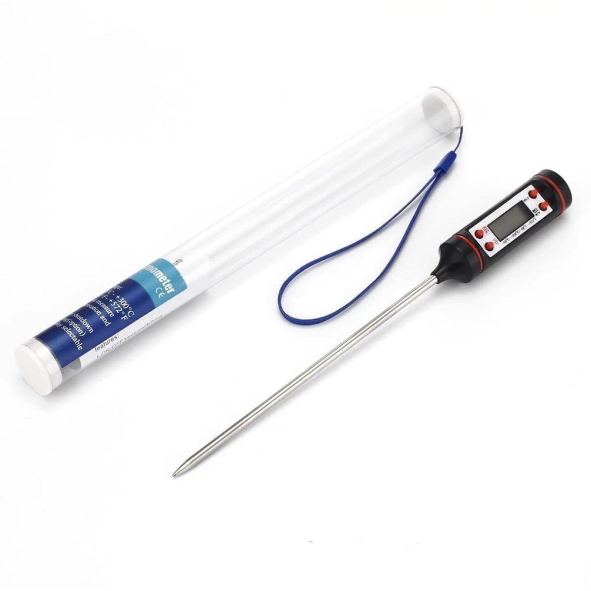 Ein digitales Thermometer mit Sonde neben einem Schutzrohr aus Kunststoff. Es ist weiß.