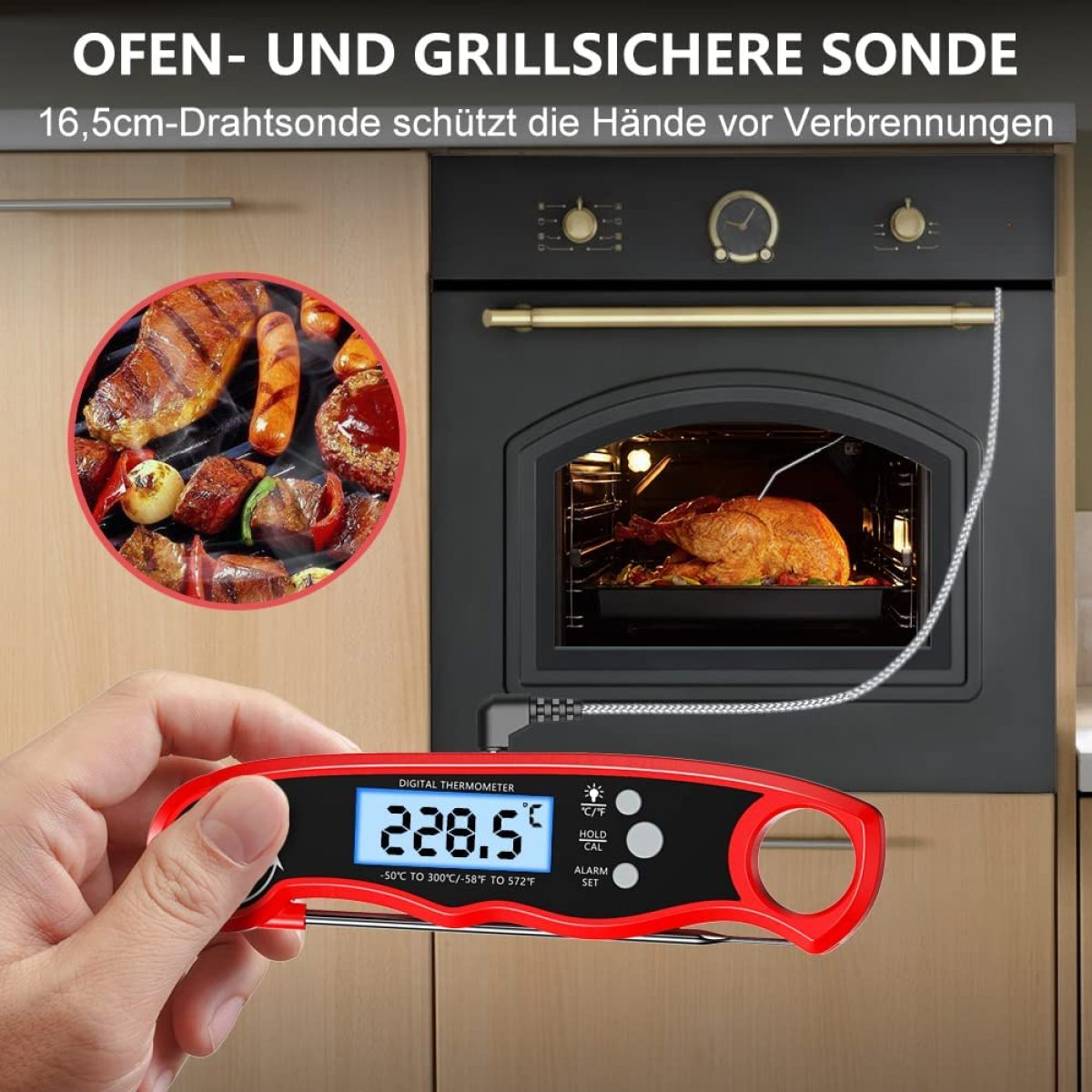 Eine Hand, die ein digitales Thermometer hält, Ofen mit Brathähnchen und gegrilltem Essen. Das Thermometer zeigt 228,5 Grad an.