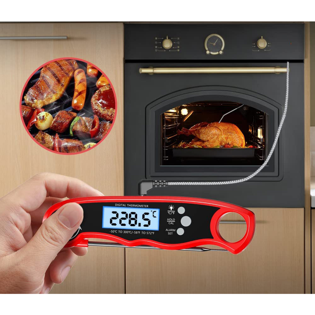 Rotes Digitalthermometer mit Sonde misst die Temperatur von Lebensmitteln im Ofen.