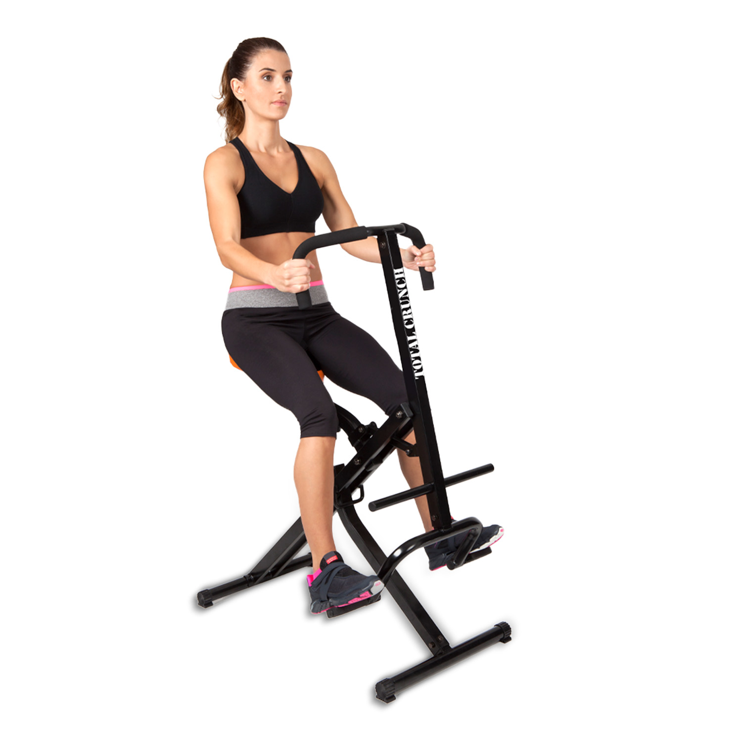 Donna su una macchina Total Crunch. Indossa abiti sportivi, sfondo bianco.