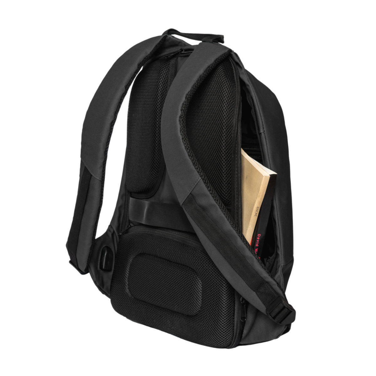 Mochila negra con un libro en el bolsillo lateral. Está abierta.