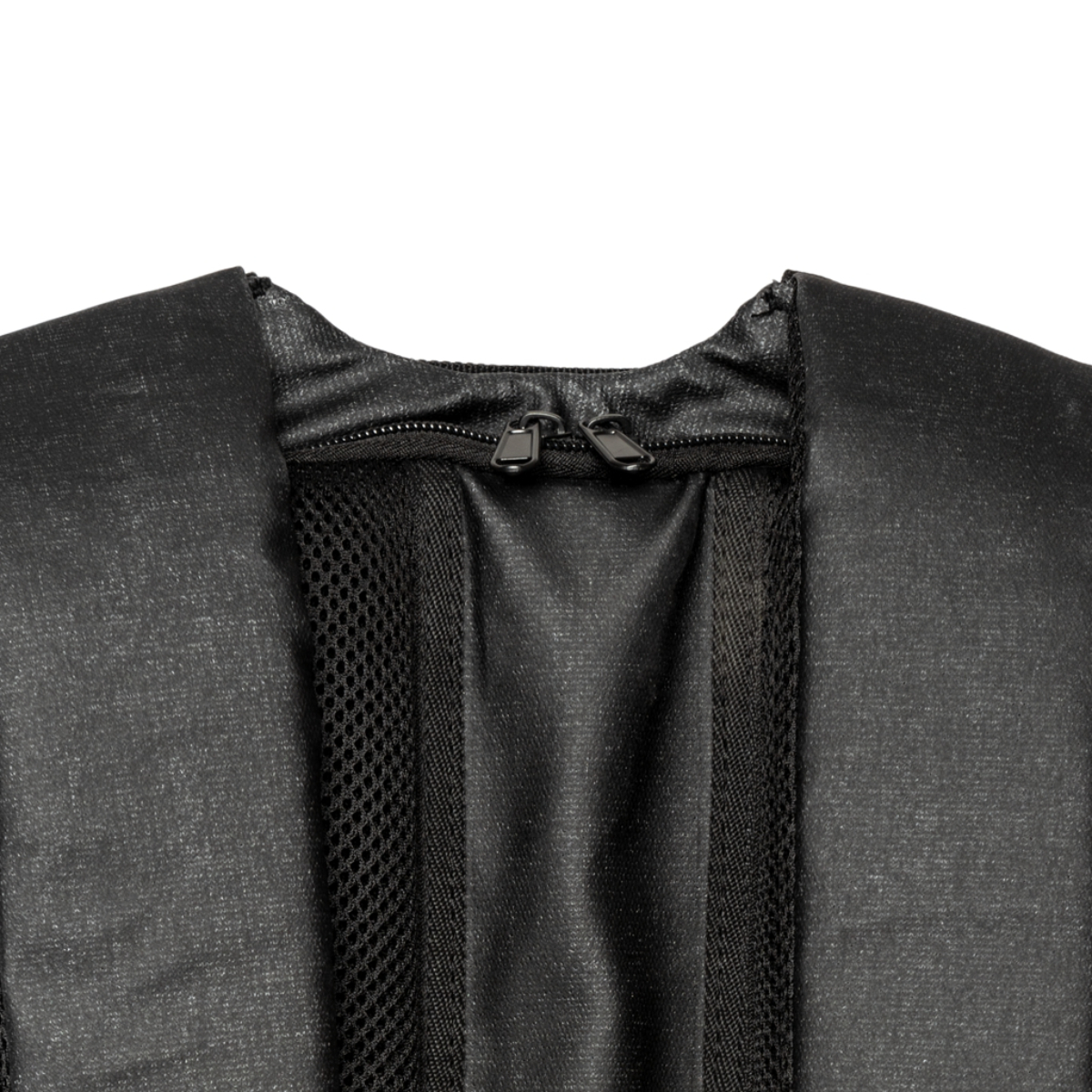 Primer plano de la parte trasera de una mochila negra, incluyendo una sección de malla y cremalleras.