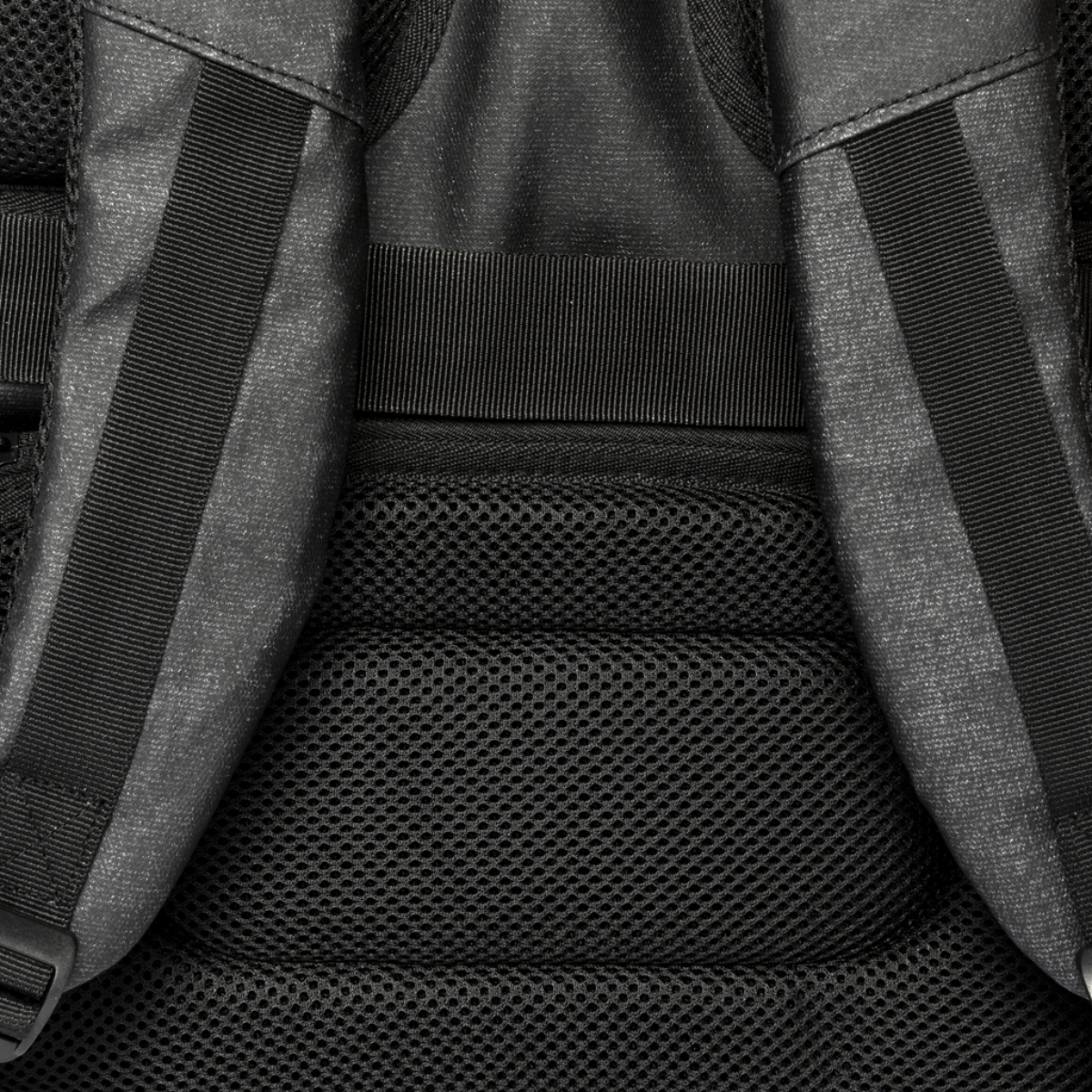 Espalda de mochila negra. Características: malla, correas y panel trasero acolchado.
