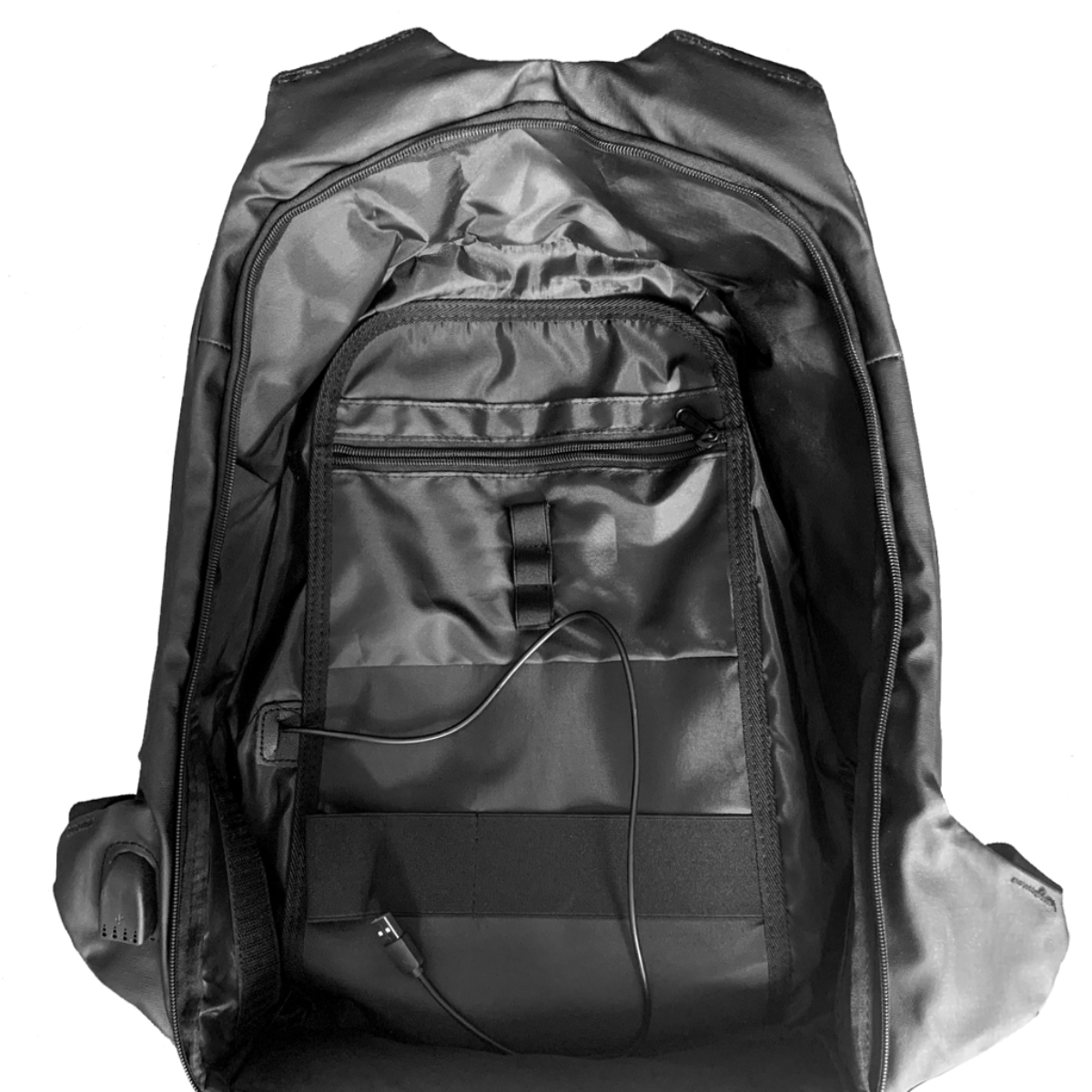 Mochila negra con compartimentos abiertos, un cable USB y un interior negro.