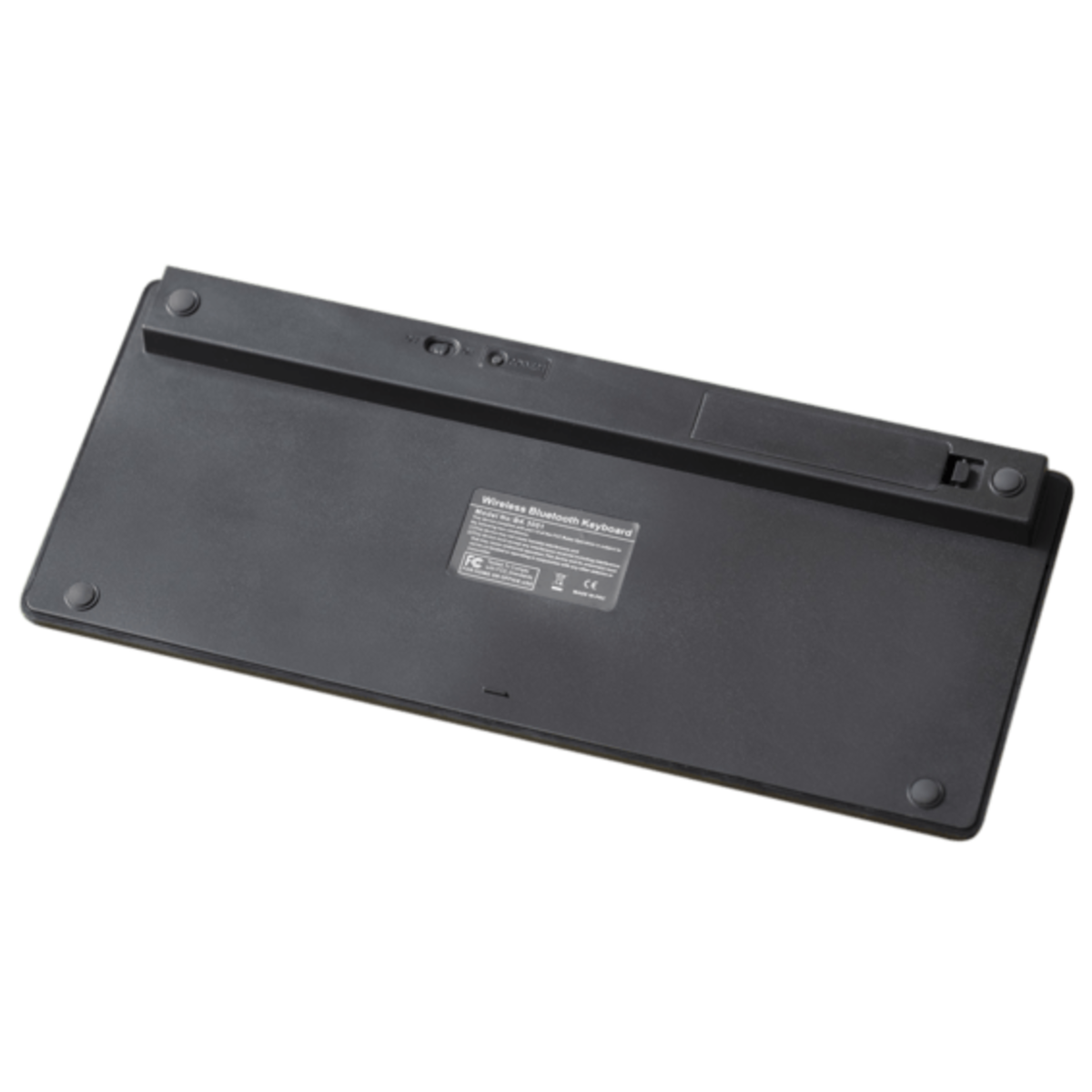 La parte inferior de un teclado Bluetooth inalámbrico negro con etiquetas y patas de goma.