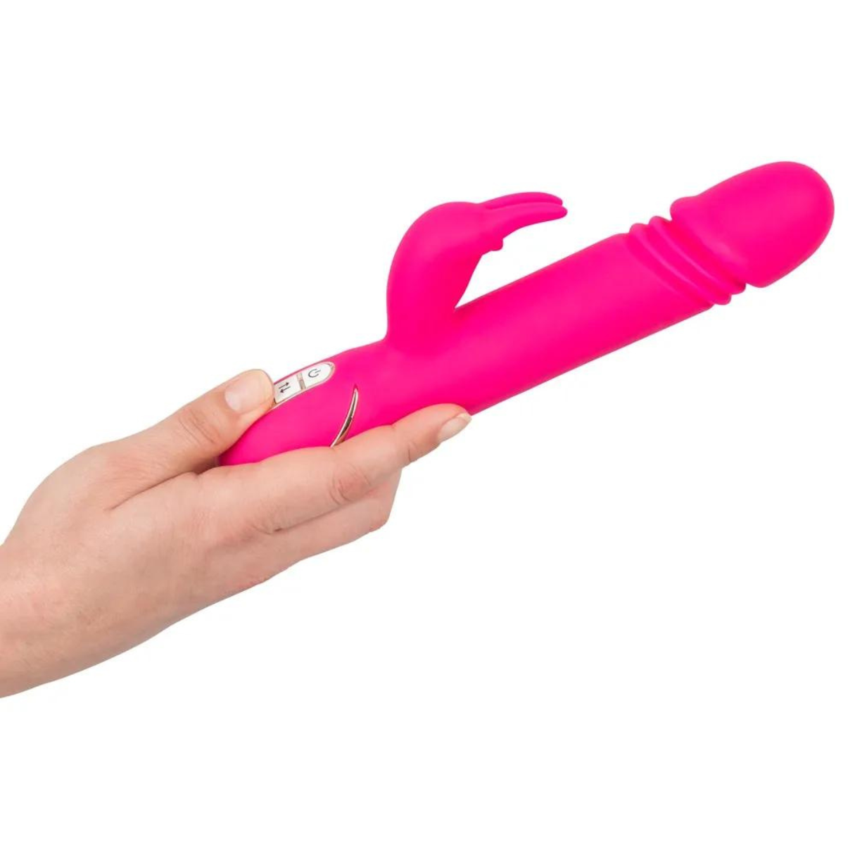 Rosa Vibrator in der Hand. Es hat ein Hasenohren-Design und einen Einschaltknopf. Weißer Hintergrund.