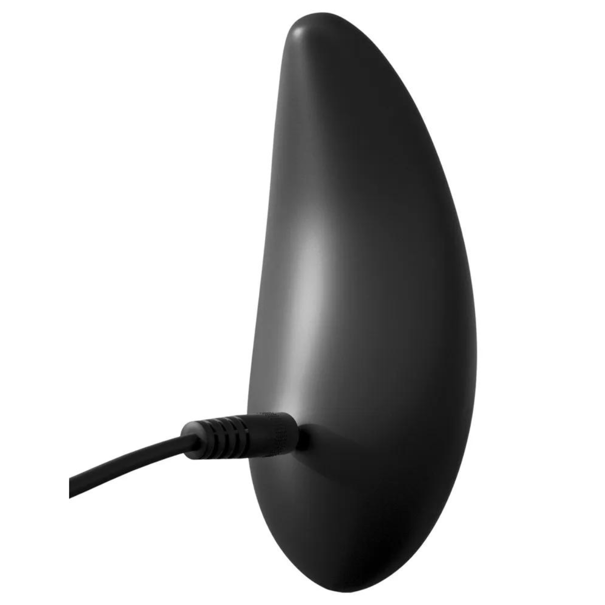 Schwarzes, tropfenförmiges Gerät mit eingestecktem Kabel. Das Gerät ist glatt und glänzend, mit einem Loch für das Kabel.