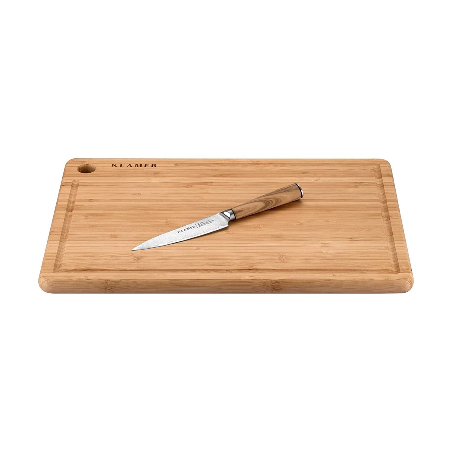 Holzschneidebrett mit Messer. Weißer Hintergrund.