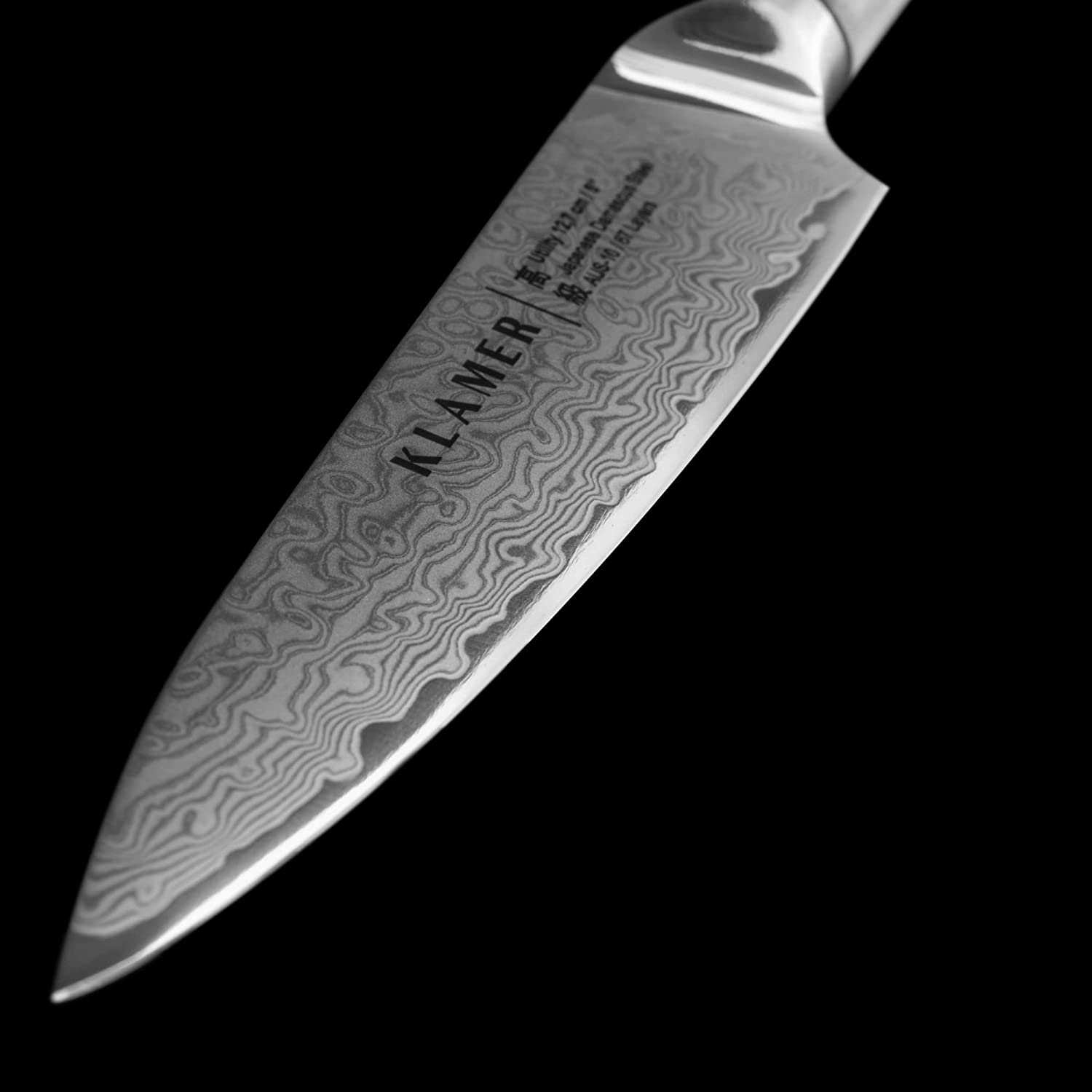 Nahaufnahme einer gemusterten Messerklinge mit dem Wort 'KLAMER' auf der Klinge.