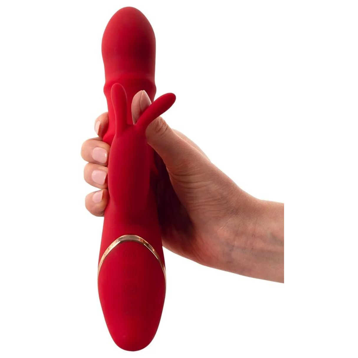 Ein roter Vibrator wird in einer Hand gehalten. Der Vibrator hat ein Hasenohrendesign, weißer Hintergrund.