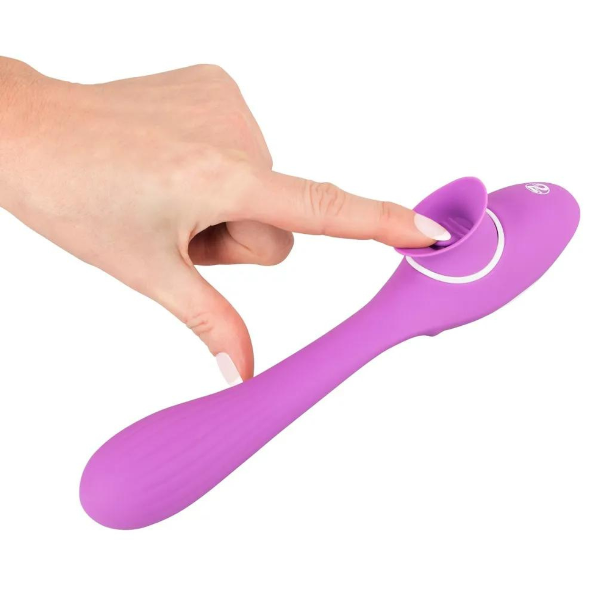 Eine Hand drückt auf ein lila Sexspielzeug mit einem weißen Ring oben, vor weißem Hintergrund.