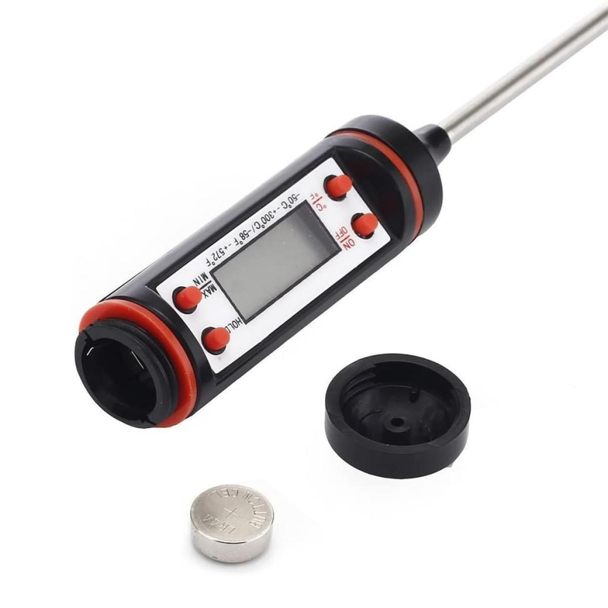Schwarzes und rotes Digitalthermometer mit Display, Batterie und Kappe auf weißem Grund.