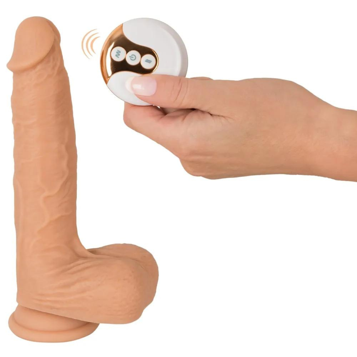 Ein beiger Dildo steht neben einer Hand, die eine weiße Fernbedienung mit goldenen Akzenten und Knöpfen hält, vor weißem Hintergrund.