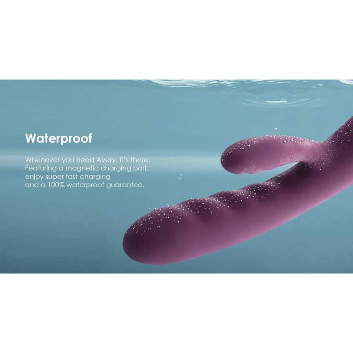 Ein lila Sexspielzeug unter Wasser mit Wassertropfen. Text zeigt, dass es wasserdicht ist und schnell aufgeladen werden kann.