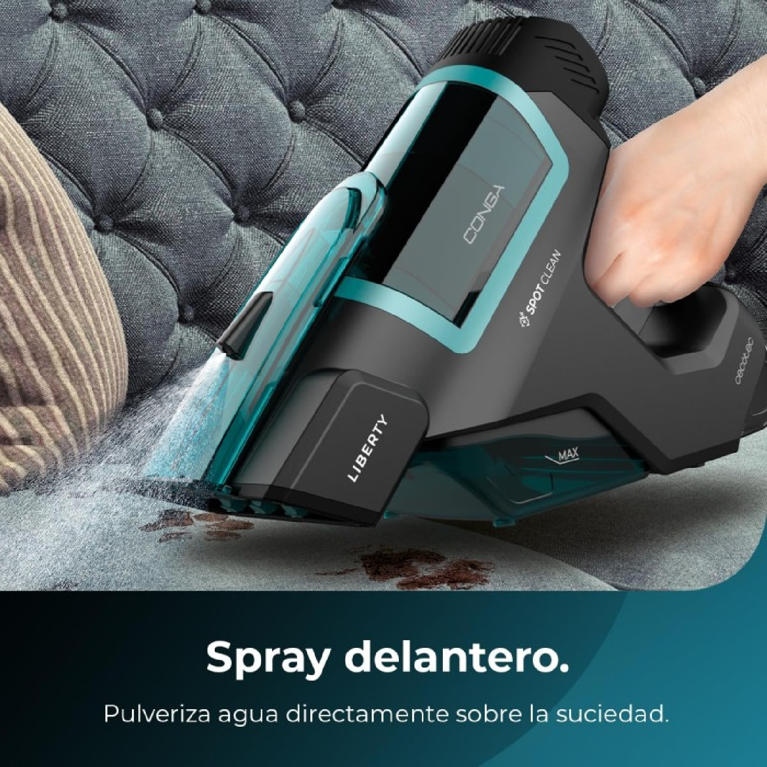 Mano limpiando sofá con aspiradora de mano. Texto: Spray frontal. Rocía agua sobre la suciedad.
