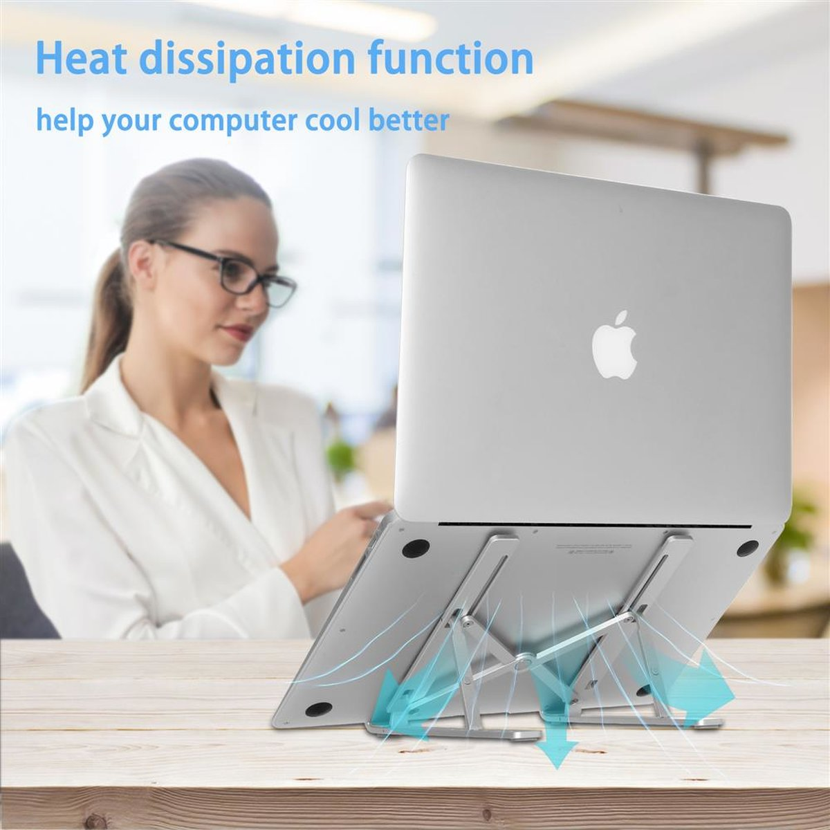 Frau benutzt Laptop auf Ständer, mit Wärmeableitungsfunktion, auf Holztisch.
