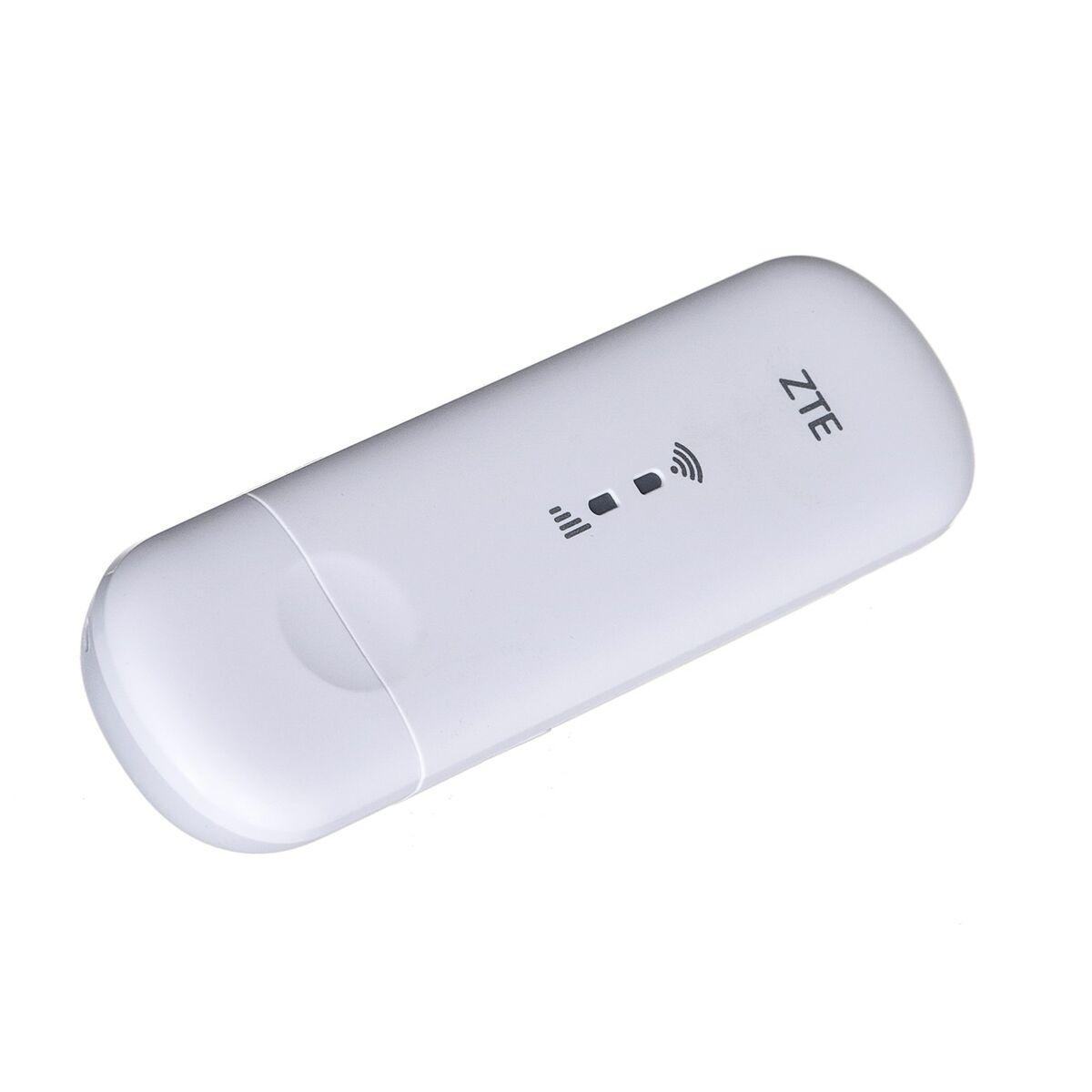 Weißes ZTE USB-Modem. Zeigt ein WLAN-Signal. Schräge Aufnahme.