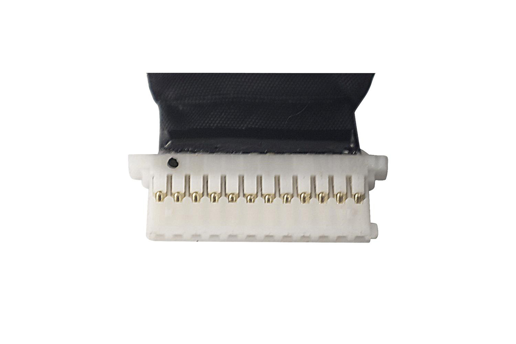 Ein weißer Stecker mit goldenen Pins. Er hat 10 Pins. Der Stecker befindet sich auf weißem Hintergrund.