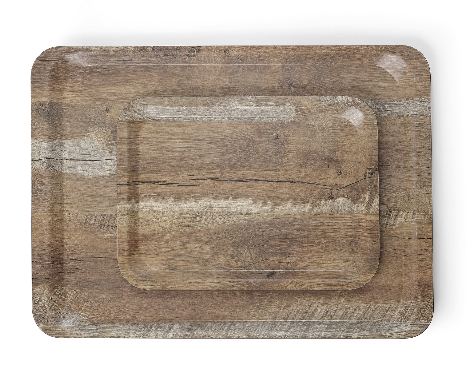 Due vassoi di legno. Quello più grande contiene un vassoio più piccolo. Venatura del legno. Sfondo bianco.