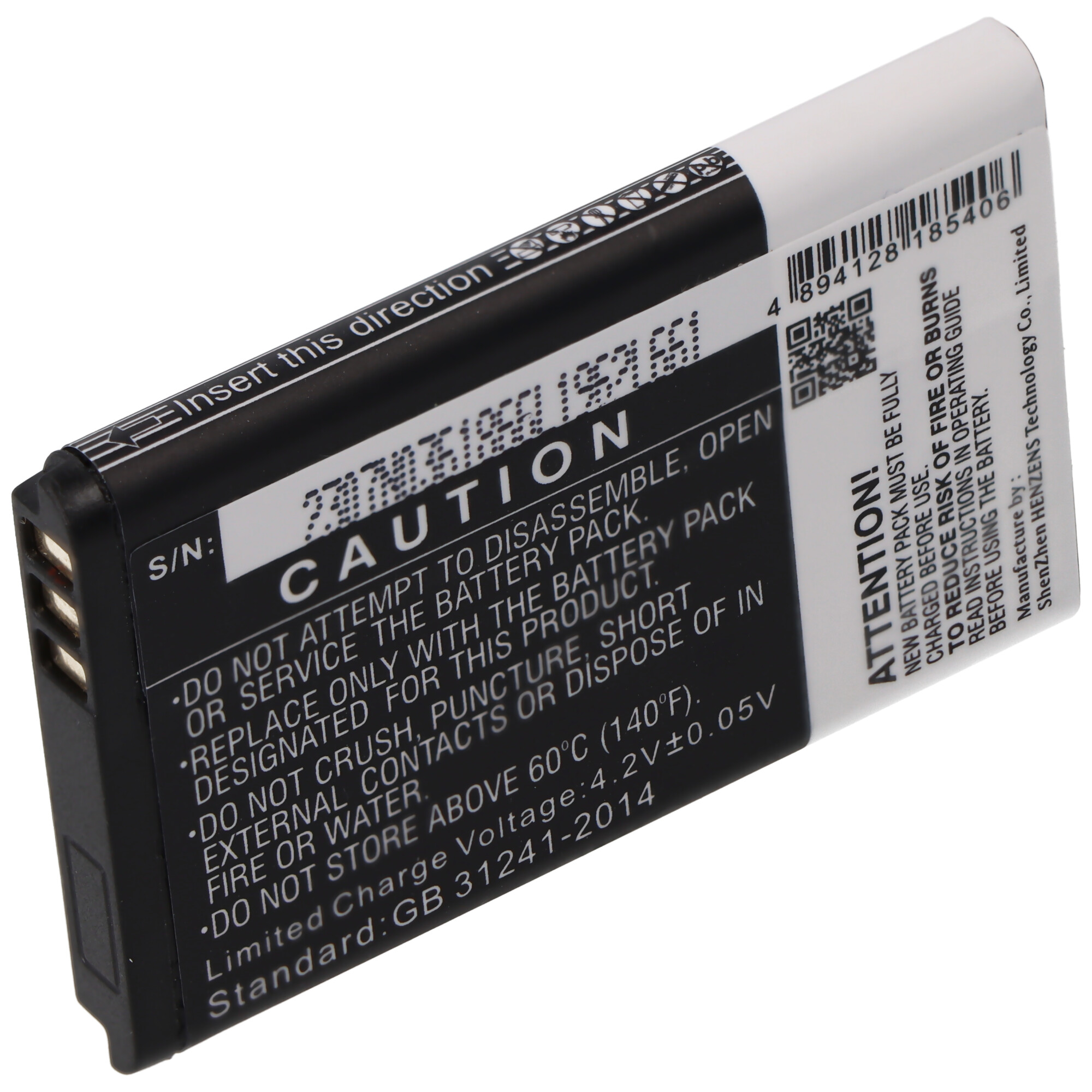 Eine schwarze Batterie mit weißem Etikett, Warnhinweis und QR-Code. Weißer Hintergrund. Die Batterie ist angewinkelt.