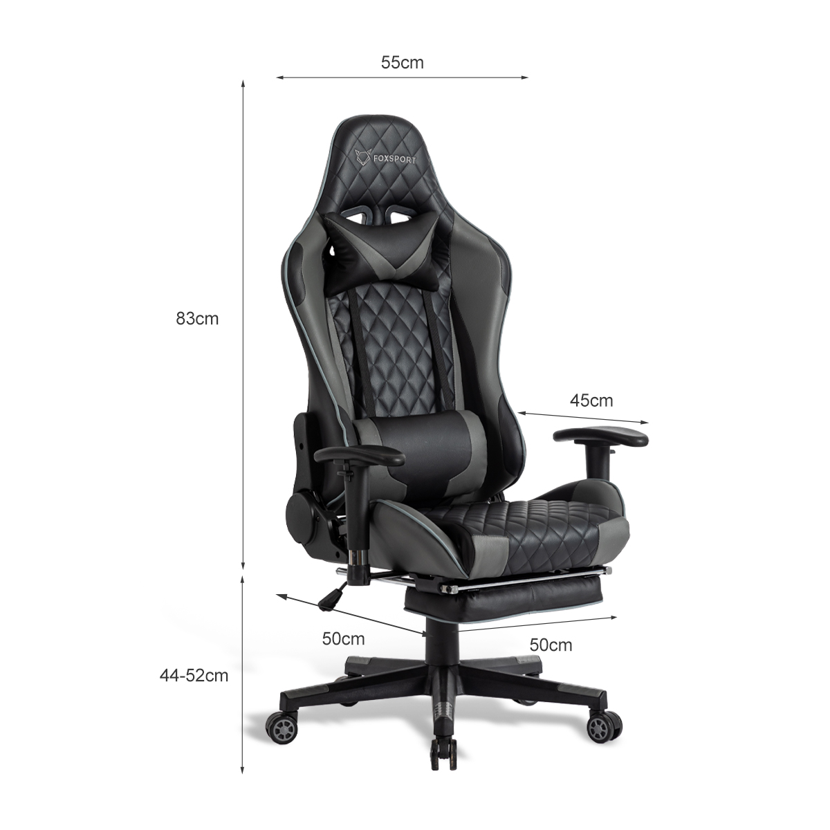 Una silla gamer negra y gris con dimensiones. La silla tiene un reposapiés y una almohada para la cabeza.