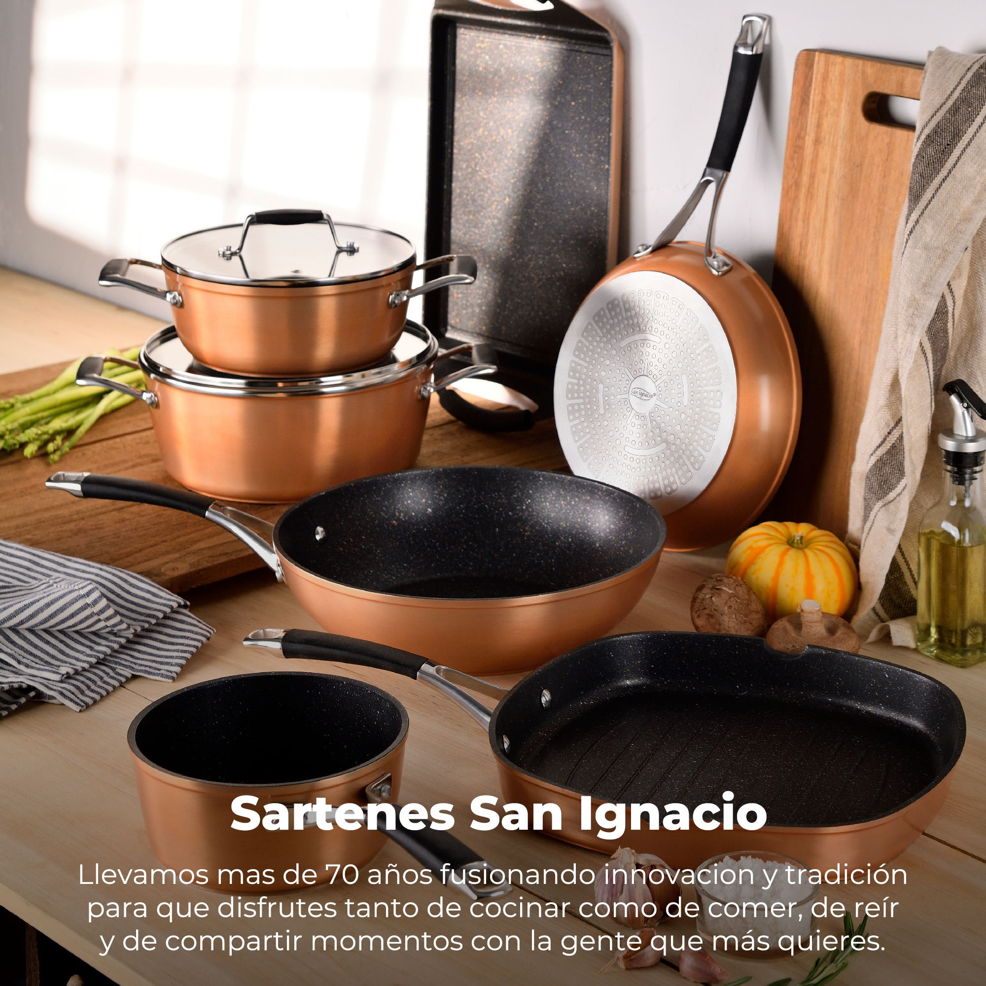 Juego de utensilios de cocina de cobre. Sartenes, ollas y una plancha sobre una superficie de madera. Calabazas, champiñones y una botella de aceite cerca.
