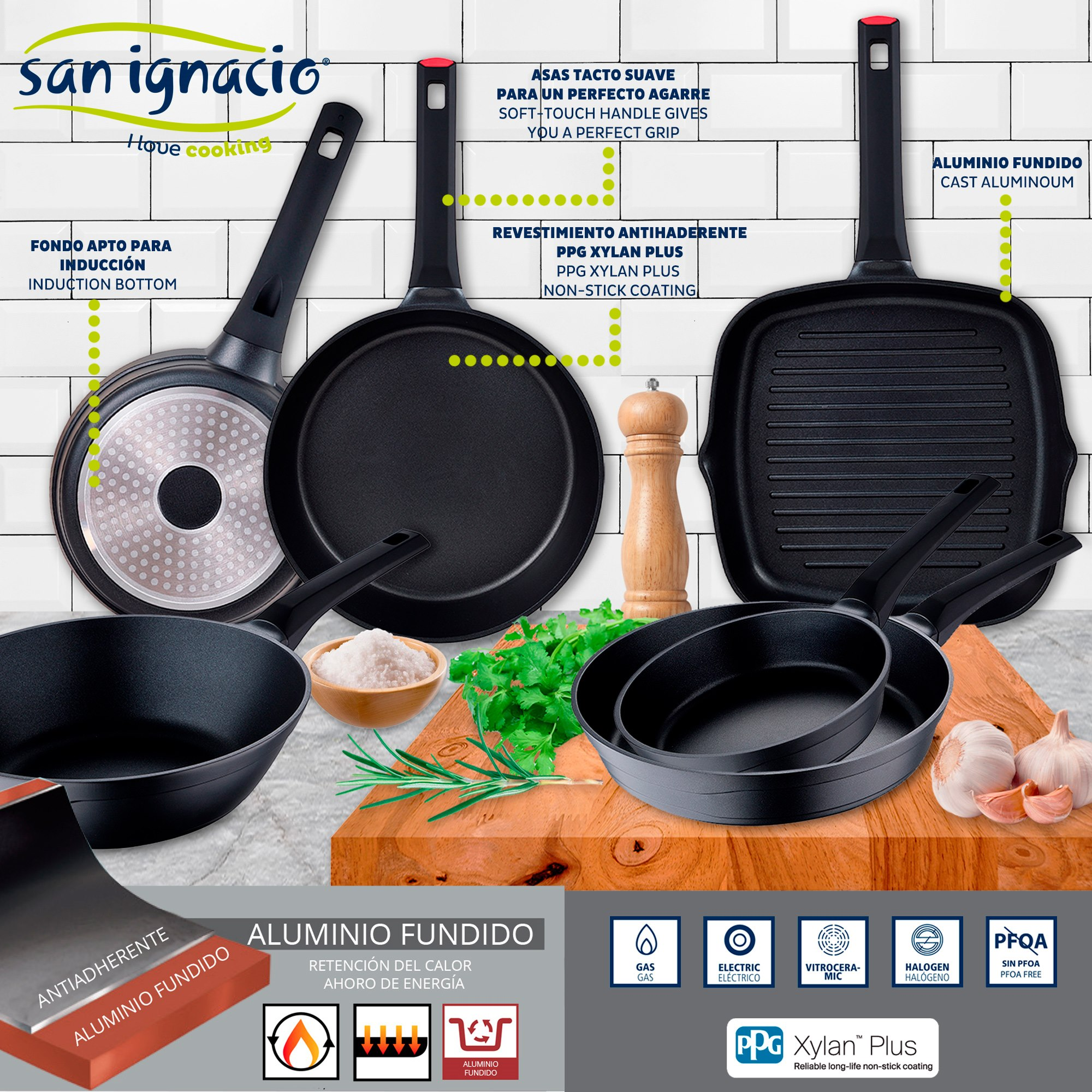 Variedad de sartenes negras San Ignacio con revestimiento antiadherente, algunos ingredientes y una tabla de madera.
