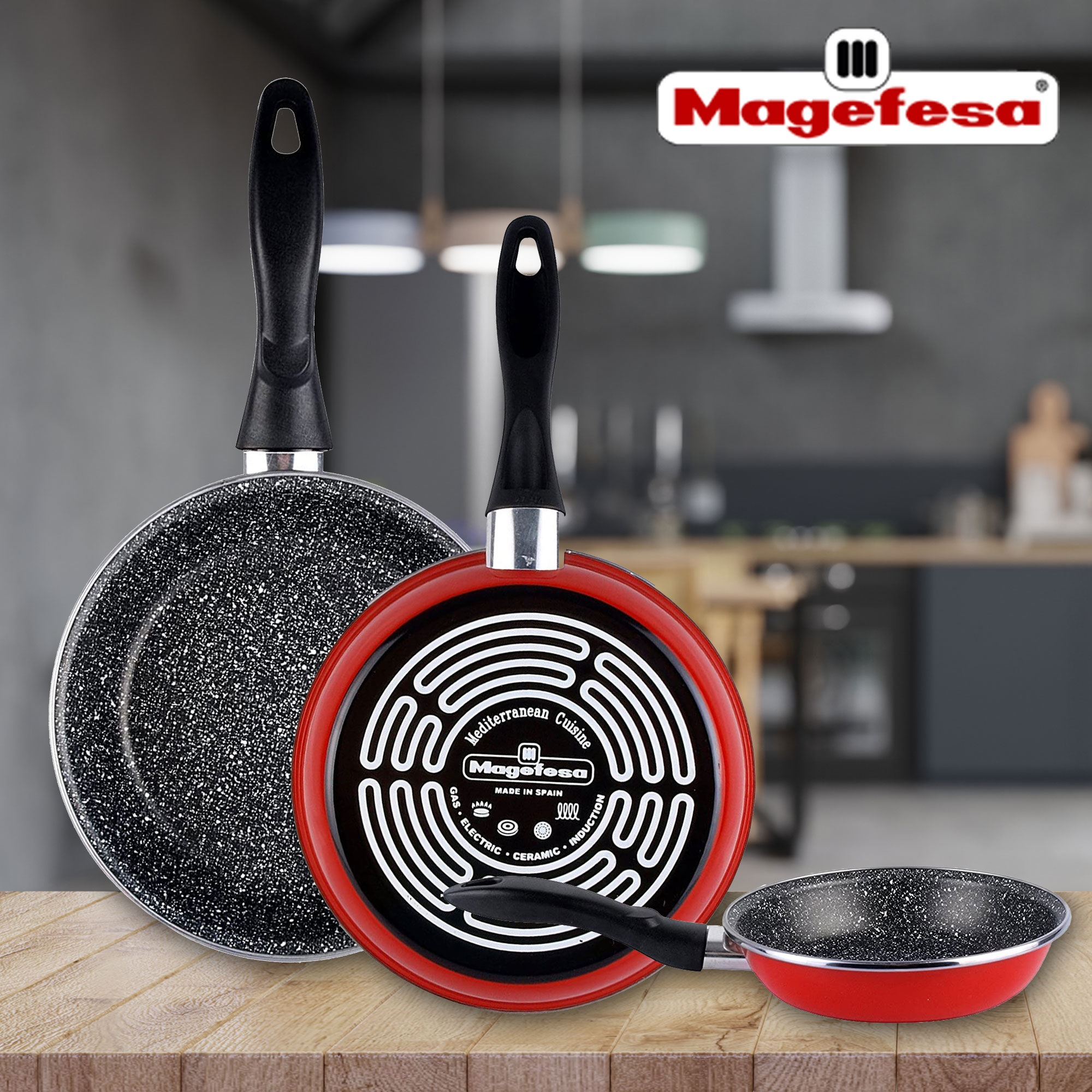 Tres sartenes en superficie de madera. Una con diseño moteado negro y gris, otra roja.
