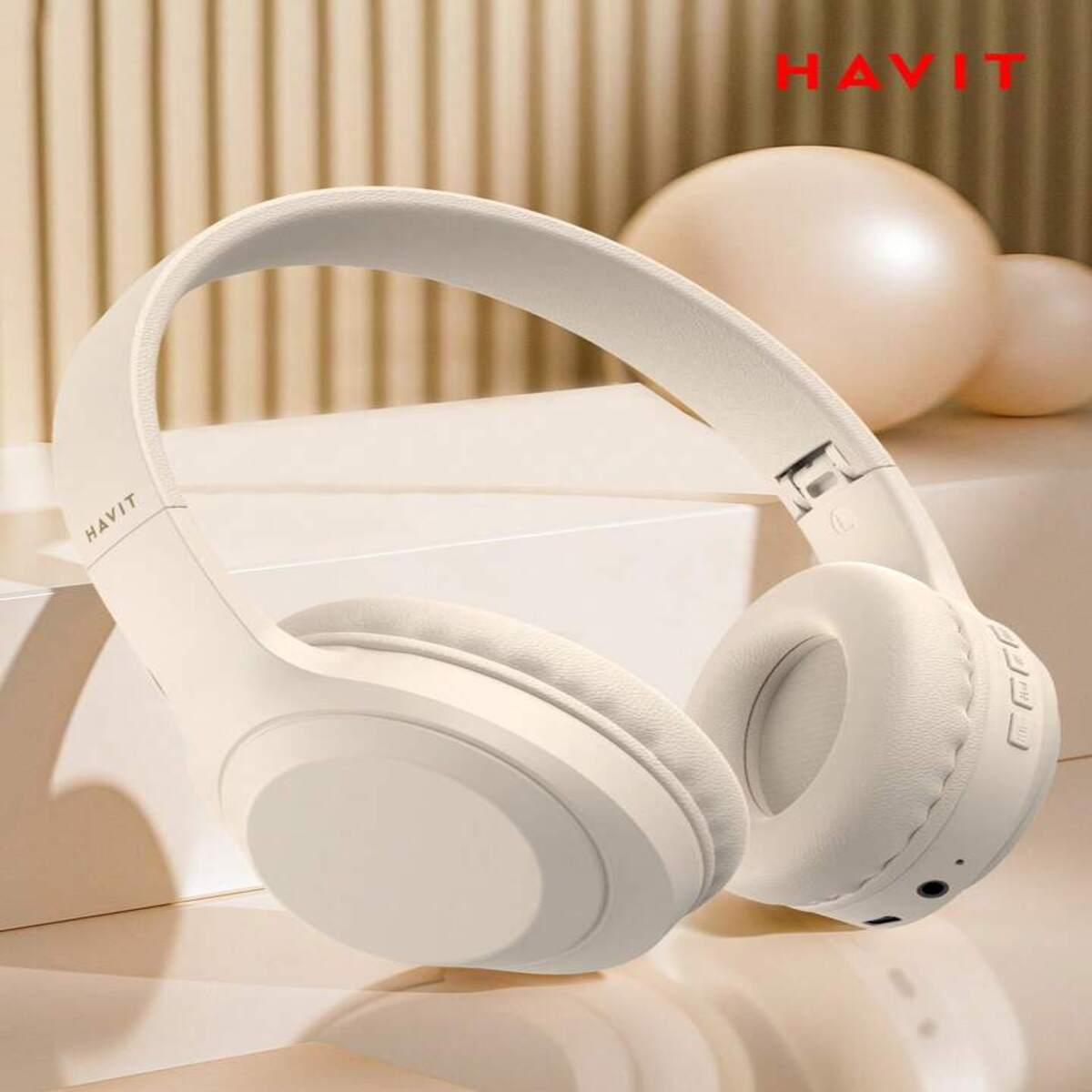Auriculares blancos con almohadillas y diadema. Logotipo HAVIT visible.